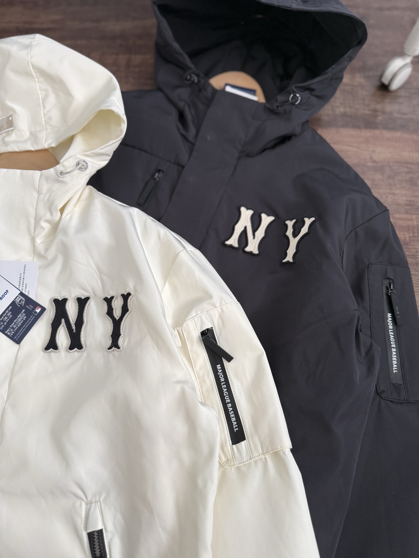 供P205
颜色:黑色 奶油色
尺码:XS到XXL
MLB官方 情侣张凌赫同款时尚连帽夹克防水外套春夏WJB06
线上1800+ 月销500+
MLB终于出户外防水夹克啦!颜值很能打!工装口袋设计➕防水压胶拉链!满满的户外元素!
客供五金细节,满印里布,水洗麦齐全!情侣款yyds
尺码表:
XS:胸围119 衣长65 袖长61 建议体重90-105以内
S:胸围124 衣长68 袖长62 建议体重110-125
M:胸围129 衣长71 袖长63 建议体重130-145
L:胸围134 衣长74 袖长64 建议体重145-160
XL:胸围139 衣长77 袖长65 建议体重165-180
XXL:胸围144 衣长78 袖长66 建议体重185-200