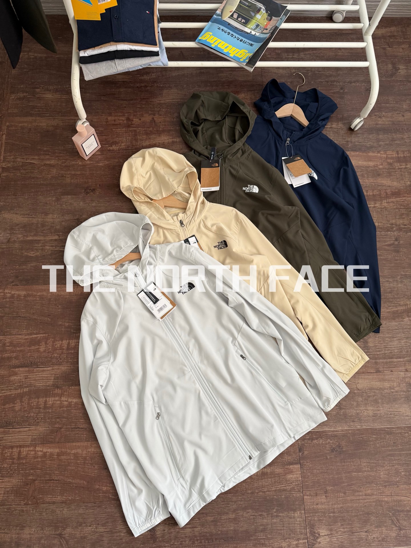 供P135
【经典款】北面防晒衣皮肤衣外套男UPF70+户外春TheNorthFace|8AUR
炸裂推荐爆款来袭全网销量600加!2025北面立体剪裁连帽防晒衣,夏日户外出行清凉必备!
线上折后720+
看似简单!基础款不缺黑科技!upf防晒面料,兼具透气性和轻量化!
大身前后立体剪裁,前后logo印花点缀!袖口帽檐弹力包边,防钻风且有型!情侣款!四色必入!
颜色 :藏青 浅灰 墨绿 浅卡
尺码:M到XXL
尺码表:
M: 胸围108肩宽45 衣长70
L: 胸围112肩宽47 衣长72
XL: 胸围116肩宽49 衣长74
XXL: 胸围120肩宽50 衣长76