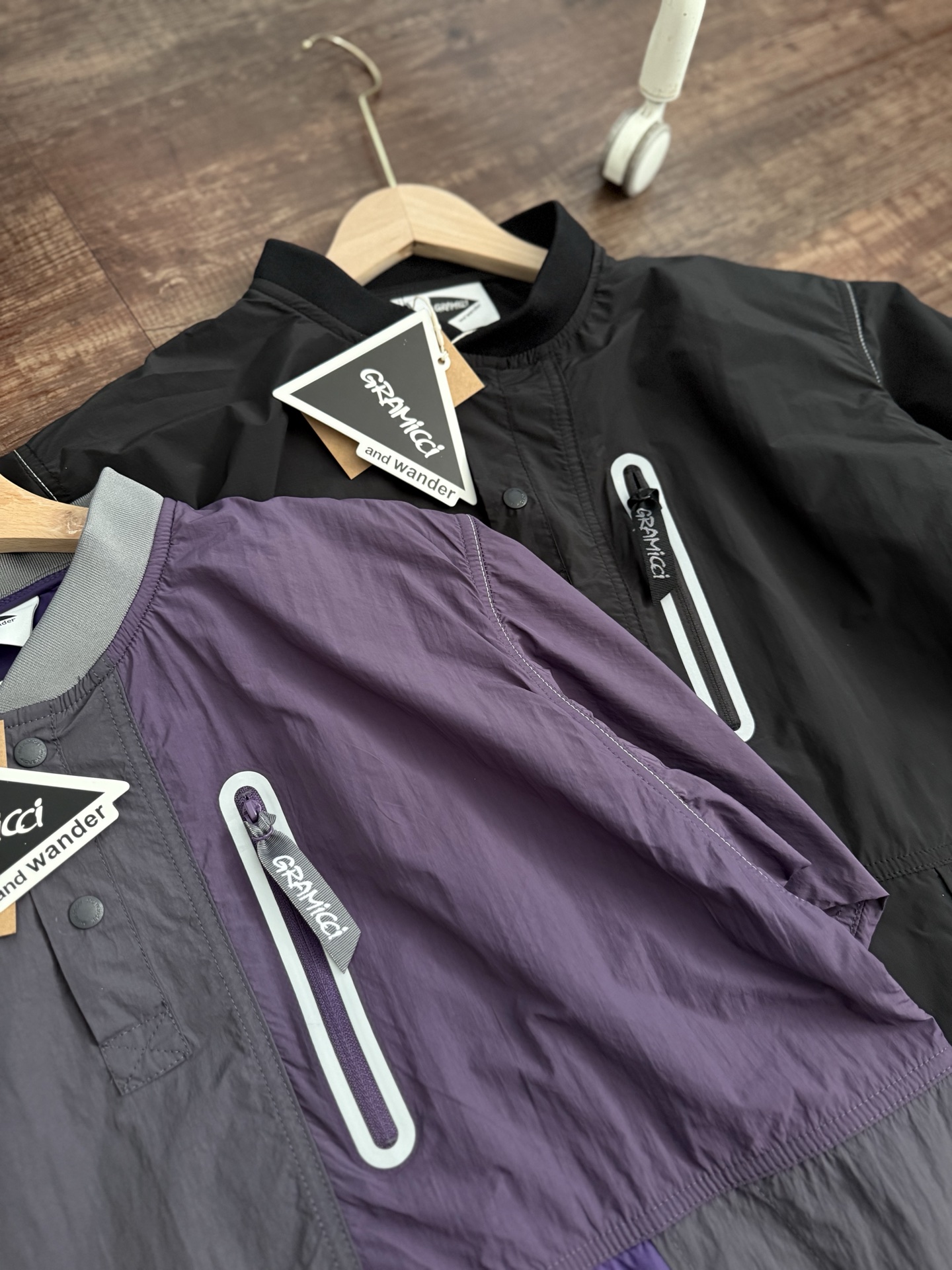 供P140
GRAMICCIx and wander联名 男士运动T恤GUJ4-S3001-M
线上1800+
可以作为一件短袖风壳使用的ETT,有抗撕裂尼龙和塔夫绸尼龙拼接而成!户外或运动,不同材质提供的丰富触感,柔软中带着清爽。轻薄上身夏日毫无压力 ,透气且具有防水功能 是户外或者运动不错的选择 衣服细节全部定制 袖口织带全部定制定染成品 口袋全是无缝压胶 绝对的诚意满满 侧面用了反光线➕3M反光印花!黑夜白天不一样的效果!增加暗光环境的安全性!
廓形剪裁!户外日系宽松风格调性!下摆抽绳可调节!
颜色 :紫色 黑色
尺码SML XL
S 胸围120 肩宽49 衣长67
M胸围124 肩宽50 衣长69
L胸围128 肩宽51 衣长71
XL胸围132 肩宽52 衣长73