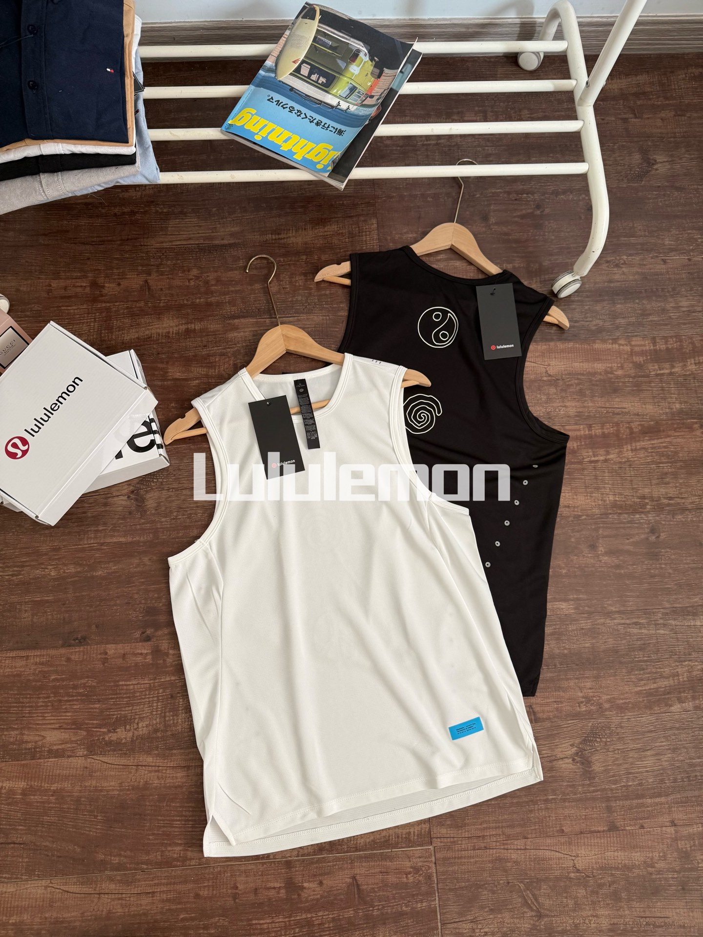 供P110
专为运动而生! 露出肩膀肌肉~lululemon年夏季 越野跑步 透气排汗健身背心lm3f33s
规格:一盒2件【黑色 白色】
尺寸:M-XL
M 胸围102 肩宽30 衣长71【建议100-140斤】
L 胸围106 肩宽31 衣长72【建议140-175斤】
XL 胸围110 肩宽32 衣长73【建议175-200斤】
今天推荐给大家的这款背心
看似基础,实则面料和版型裁剪都十分的考究和严谨!
强效吸湿、速干、灵活高弹
专为运动而生,拒绝闷热捂汗,持久凉爽清新!
拥有高效吸湿、透气、排汗、速干性能!
当你运动出汗时,能够瞬间吸收体表汗水和湿气
再迅速输送至表面,快速蒸发干燥!
出汗不粘腻,保持身体时刻的干燥清爽,清清爽爽,冰冰凉凉!
轻盈轻薄,上身没有任何束缚感,自由自在,纵享丝滑!
360°环绕式高弹,全身各个方向都可以随意拉伸
不管你什么身材体型,不管你要进行什么高强度运动,随意伸展,无拘无束!
经典的U领无袖T恤款
相比传统汗衫背心,不会显得太邋遢,时尚有型的同时
相比传统T恤又更加凉快,大方的露出肩膀肌肉,展现男人的阳刚魅力!
3D立体裁剪设计!
上身舒适有松量,并不会紧贴在皮肤之上,有更好的穿着感和修饰身形效果
胸前下摆带有logo硅胶印,后背大片个性印花加定位激光打孔
辨识度及高,也颇有趣味性,和常规的T恤/背心一下子就区分开来!
大身所有的拼缝,均采用超精密的走线缝制,内外都很工整细致
袖口内侧带有压边条,下摆的二本针车工也很精湛
细节工艺各方面,大家也是丸全可以放心的,很考究!
废话不多说,爱运动的各位,赶紧下手吧!!!
女孩子如果喜欢,也是可以穿的!
设计理念
开启心仪的冒险之旅;这款跑步背心采用网面面料,
搭配通风细节设计,适合在城市路跑和山野跑步
面料+特点
Breathe Light 网面面料,湿热环境仍舒适不减面料经No-S tink Zinc 处理,
可重复穿着,减少洗涤次数包边开孔设计,
通风透气经典剪裁