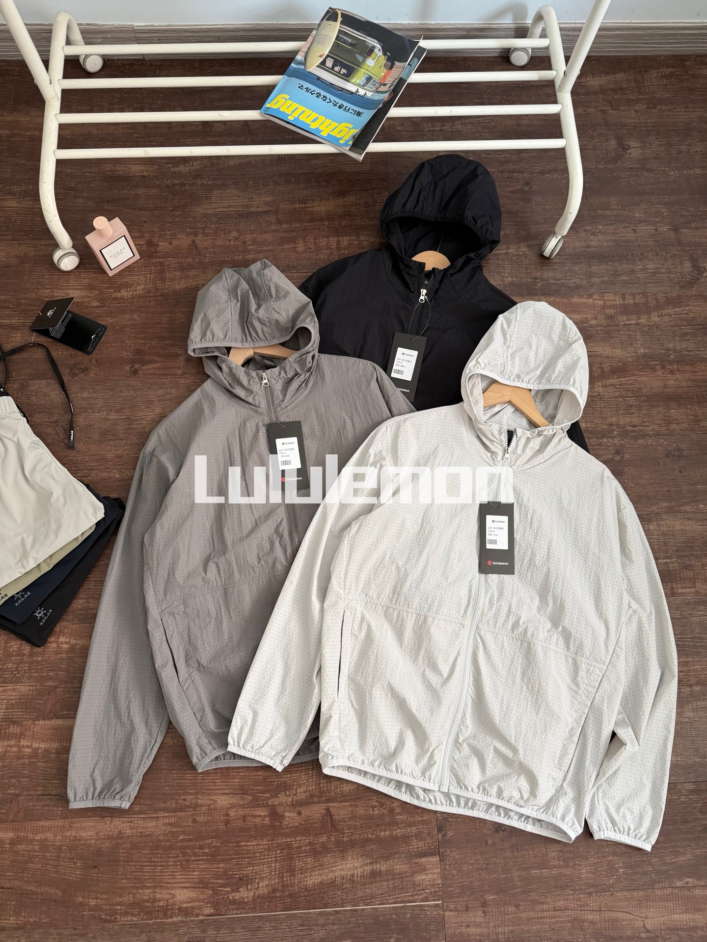 供P115
颜色：黑色，白色，灰色
尺码：M到XXL
lululemon最新款UPF2020抗UV超防晒全身激光打孔10000+连帽防晒衣
线上1000+ 
采用超轻量化面料，薄如蝉翼！！轻便舒适，防风防泼水超UPF70+级别的防晒性能！一件衣服才100多克，两只鸡蛋的重量！出门收纳方便，直接放裤口袋或者包包里！
全身激光打孔，超10000个微孔！吸湿排汗！速干透气！干爽不粘身！夏季出行必备神器！两侧拉链口袋设计，户外收纳安全性提升！
全新升级！遥遥领先！新品尝鲜！闭眼入！
M：衣长65胸围118肩宽52 适合100-120左右
Ｌ：衣长67胸围124肩宽53 适合120-140左右
XL：衣长69胸围128肩宽54 适合140-160左右
2XL：衣长71胸围132肩宽55 适合160-180
3XL:衣长72胸围136肩宽56 适合180-200