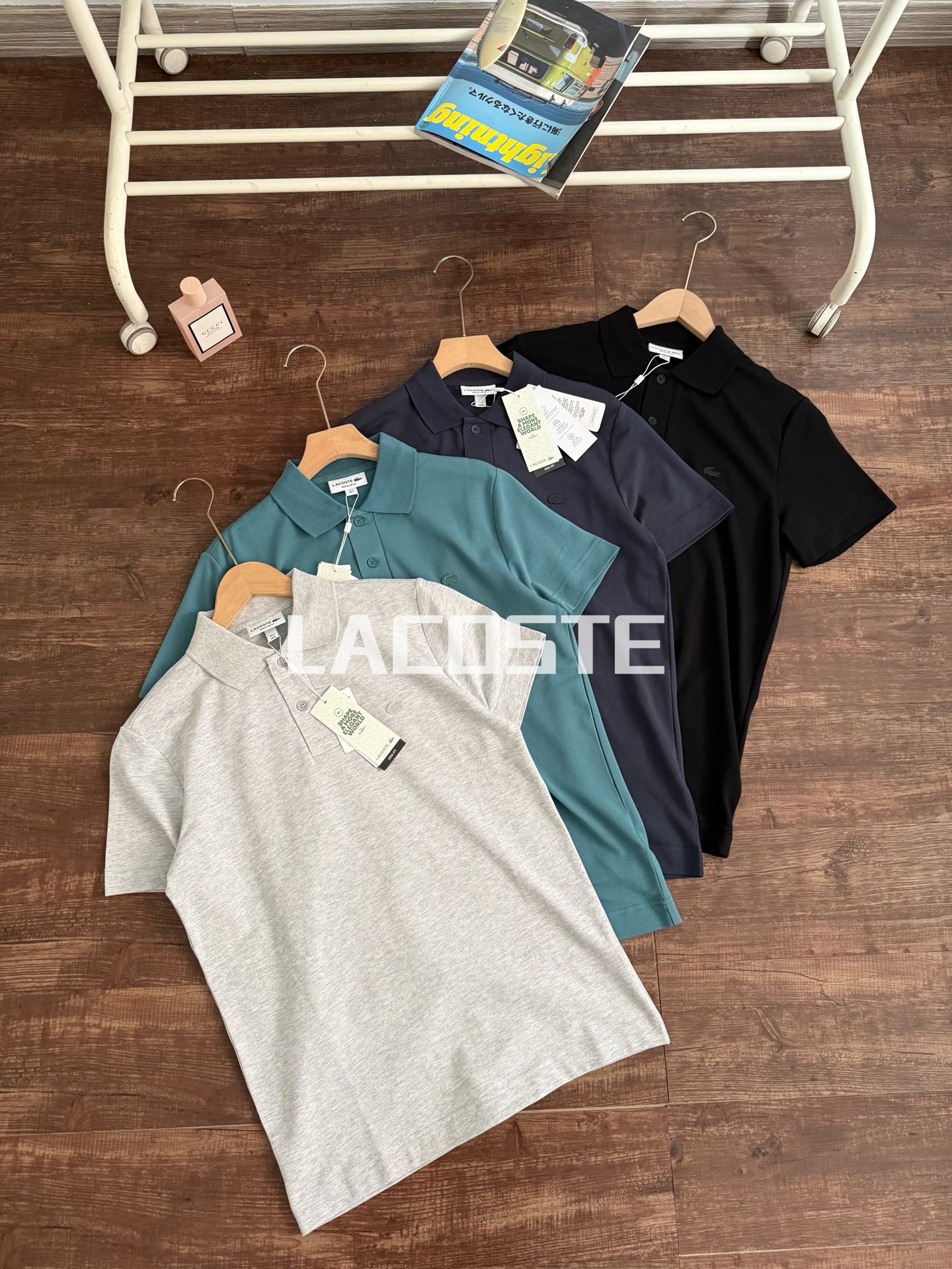 供P105
颜色:黑色 藏青 灰色 绿色
尺码M到XXL
LACOSTE法国鳄鱼男装春夏简约百搭经典正肩短袖T恤POLO衫|PH6232
25年最新配色!线上1000+
最新硅胶logo版本!客供240g珠地网眼棉,轻量化面料!亲肤透气,干爽舒适!
正常合身版型剪裁,符合商务休闲调性!
最新硅胶鳄鱼logo刺绣,后背硅胶字母条点缀!领部尺状线防磨条,耐穿耐磨!磨砂质感两粒扣设计!水洗麦齐全带备用扣!
喜欢高端lacoste法国绅士Polo衫的兄弟萌闭眼冲!