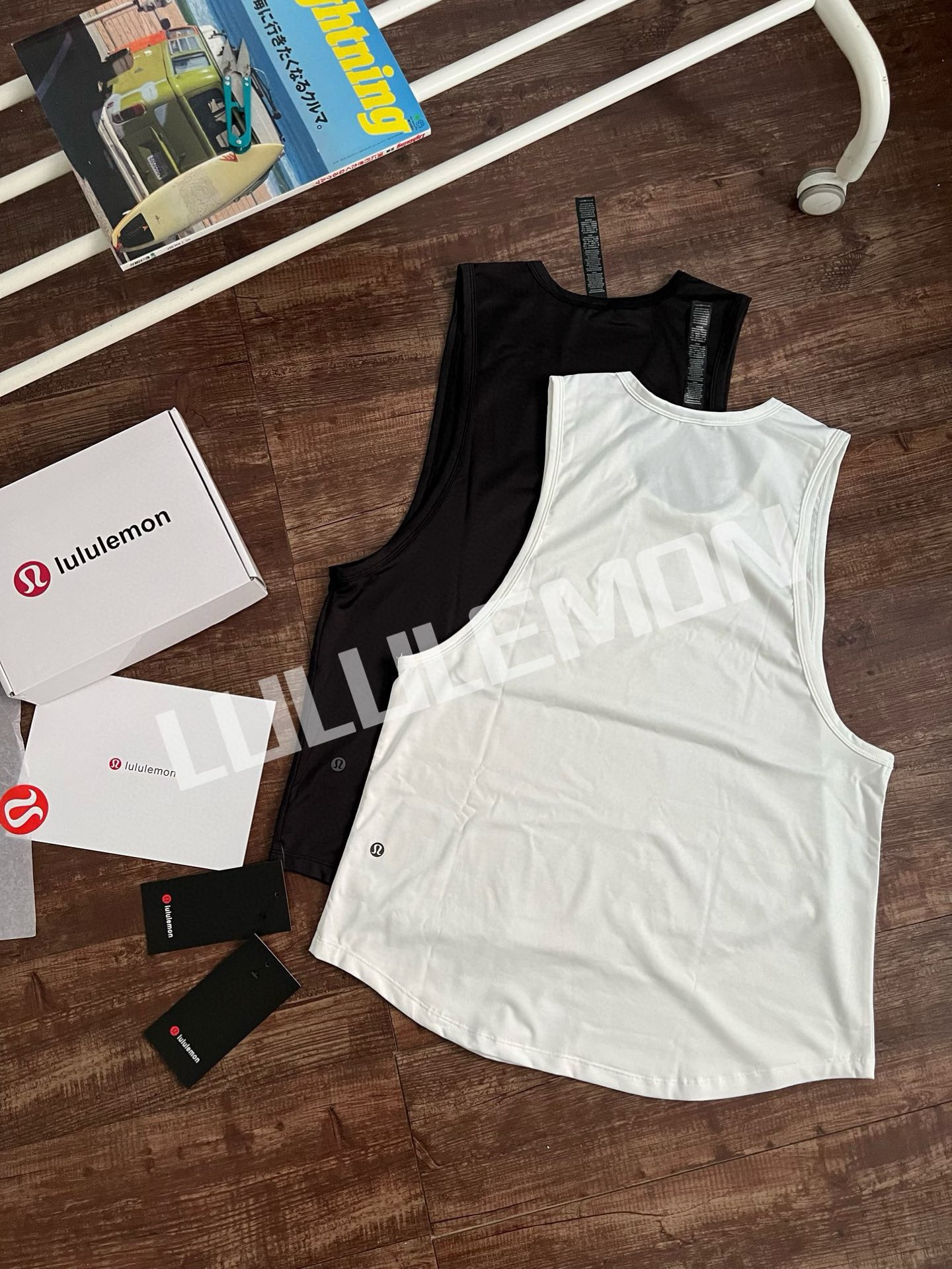 运动健身背心天花板!经典必撸款lululemon年夏季无袖坎肩式背心 男士修身材健身衣Lm3czvs
P:95
规格:一盒2件【黑色 白色】
尺寸:M-XXL
运动健身背心天花板!礼盒装!送人自留yyds!经典款lululemon年夏季新款,无袖坎肩式设计 时尚百搭棉背心
微宽松的街头潮流风格,舒适、简洁、百搭,不挑人
高品质牛奶丝客供面料 95聚酯纤维+5氨纶
比较亲肤 柔软 上身给您回归自然的纯粹舒适感!
质地紧密扎实,自然挺括不软塌
抗起球、不易褪色、变形、缩水,经久耐穿
肌理细致紧密,手感绵软、细腻、肌肤般的优质触感!
吸湿、透气、排汗效果也要好于普通棉质
延展性好,任意拉伸,灵活自如不紧绷
领口+下摆精密二本针加固!
肩顶双股双针
精工细作,WU可挑剔
牢固耐穿抗变形,可以让你们穿好几年的好品质!
微阔版型,包容性好,利落有型更时髦
经典的黑白配色
时装范儿,随意搭配短裤或休闲裤都很棒,时髦洋气UP
你们肯定需要的!!!
M 胸围98 肩宽28 衣长70 【建议100-125斤】
L 胸围102 肩宽30 衣长71【建议125-150斤】
XL 胸围106 肩宽31 衣长72【建议150-175斤】
XXL 胸围110 肩宽32 衣长73【建议175-195斤】