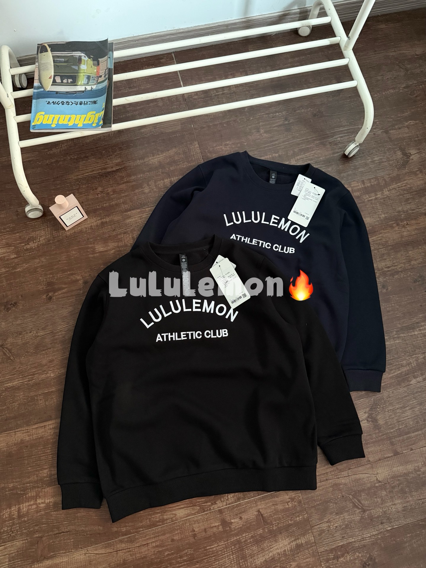 💰215 lululemon/露露乐檬 Steady State 学院风男士圆领奥立绒卫衣。 掌柜自留,秋冬加绒加厚! 官方在售,密码:LM3FV9S。 宁波代工厂的纯原订单,从面料到辅料包装都是原的。 客供纯棉的面料,内里复核柔顺亲肤奥立绒, 非常的厚实保暖的同时,天然亲肤感像被云朵轻轻裹住; 3D高针高密织法+空气层蓬松结构,赋予立体支撑力, 胸前精致的刺绣字母,妥妥的英伦学院风。 日常活动毫无负担。双向弹力嵌入让拉伸回复率拉满,水洗不变形, 不管是搭牛仔裤还是运动裤,基础款的百搭属性都能轻松hold住, 把舒适与质感穿进每一天。 黑色,藏青色 两个颜色 尺码:M-XXL