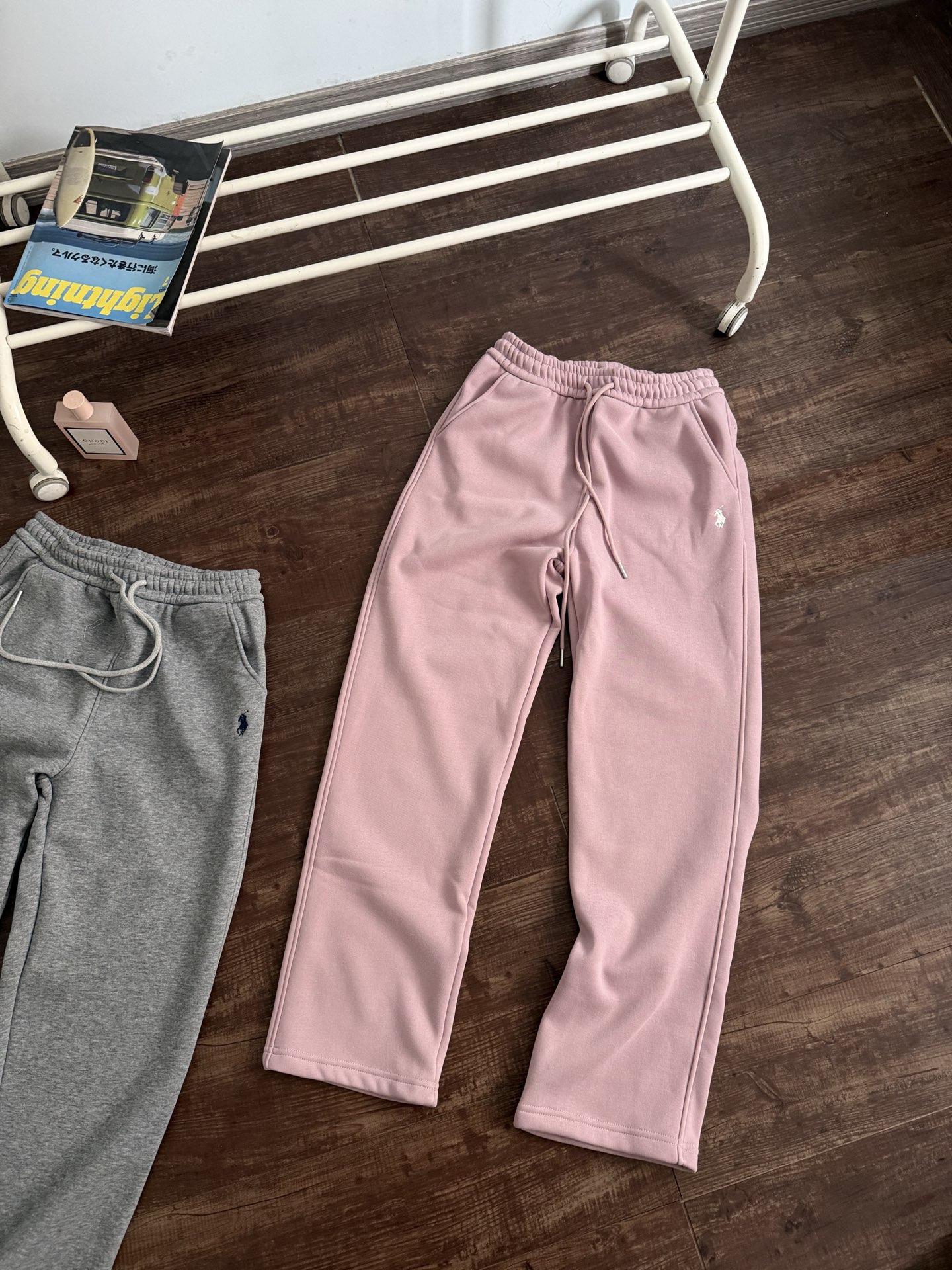 💰115
拉夫情侣款经典的RAlph lauren阔腿直筒
这个价格真的值得人手nnn条自留，因为版型够好 9.0
全新升级的澳绒够舒服
全系列4个配色都好好看，最最不挑人的一条直通阔腿裤太能修饰身材了！！！

510g s m超高密度奥离子绒 ！
重磅超厚实进口奥绒 单条的用料就足足有0.65～0.75公斤。很厚实的一条

注意整个的绒感 超级细腻柔软 贴肤之后肌肤仿佛被云朵包裹着 整个的保暖性也是冬季所有加绒面料里最高的 整条不亚于顶级的防风裤 手感更蓬松 有肉感 贴肤巨享受～
一条过冬完全ok的哈
关于尺码
情侣款
160-170-175-180四个尺寸

     腰围	臀围	裤长	建议体重
165	66	       106	100	      90~120斤
170	70	        110	102      120~140斤
175	74	         114	104       140~160斤
180 78          118   106       160~180斤