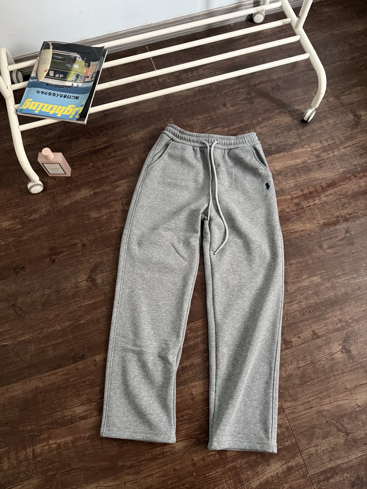 💰115
拉夫情侣款经典的RAlph lauren阔腿直筒
这个价格真的值得人手nnn条自留，因为版型够好 9.0
全新升级的澳绒够舒服
全系列4个配色都好好看，最最不挑人的一条直通阔腿裤太能修饰身材了！！！

510g s m超高密度奥离子绒 ！
重磅超厚实进口奥绒 单条的用料就足足有0.65～0.75公斤。很厚实的一条

注意整个的绒感 超级细腻柔软 贴肤之后肌肤仿佛被云朵包裹着 整个的保暖性也是冬季所有加绒面料里最高的 整条不亚于顶级的防风裤 手感更蓬松 有肉感 贴肤巨享受～
一条过冬完全ok的哈
关于尺码
情侣款
160-170-175-180四个尺寸

     腰围	臀围	裤长	建议体重
165	66	       106	100	      90~120斤
170	70	        110	102      120~140斤
175	74	         114	104       140~160斤
180 78          118   106       160~180斤