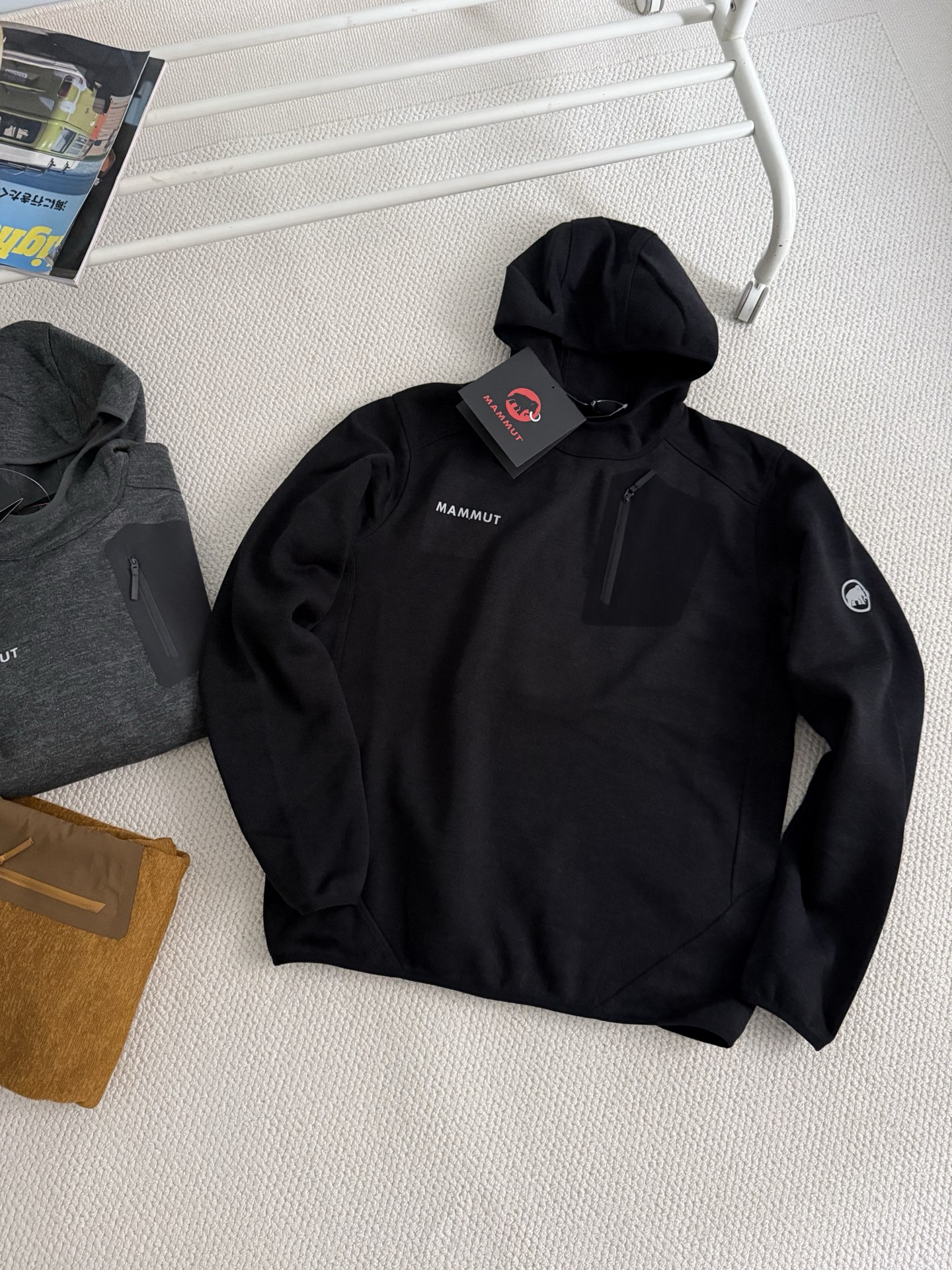 💰130
尺码：M到XXL
颜色：黑色 灰色 黄色

25MAMMUT猛犸象连帽压胶口袋抓绒衣连帽夹克户外保暖

此款常年受户外爱好者和职场精英的青睐！有一说一！品质真心赞！不亏是小资阶层的醉爱！
500克复合抓绒Polartec保暖摇粒绒！不起球！不静电！加绒加厚！可单穿可做中间层！连帽设计，防风保暖护脖有型！拉链开衫设计！复古百搭！反复洗涤不变形！
超赞的4D立体廓形剪裁！上身的确显瘦有型！保暖又不臃肿！全身三处印花设计！胸口经典印花logo点缀➕户外拉链胸袋设计！
情侣款！闭眼入！重磅保暖单品！

尺码表M    胸围118衣长70袖长68适合110-130斤L   胸围122衣长72袖长69适合130-150斤XL    胸围126衣长74袖长70适合150-170斤XXL 胸围130衣长76袖长71适合170-190斤