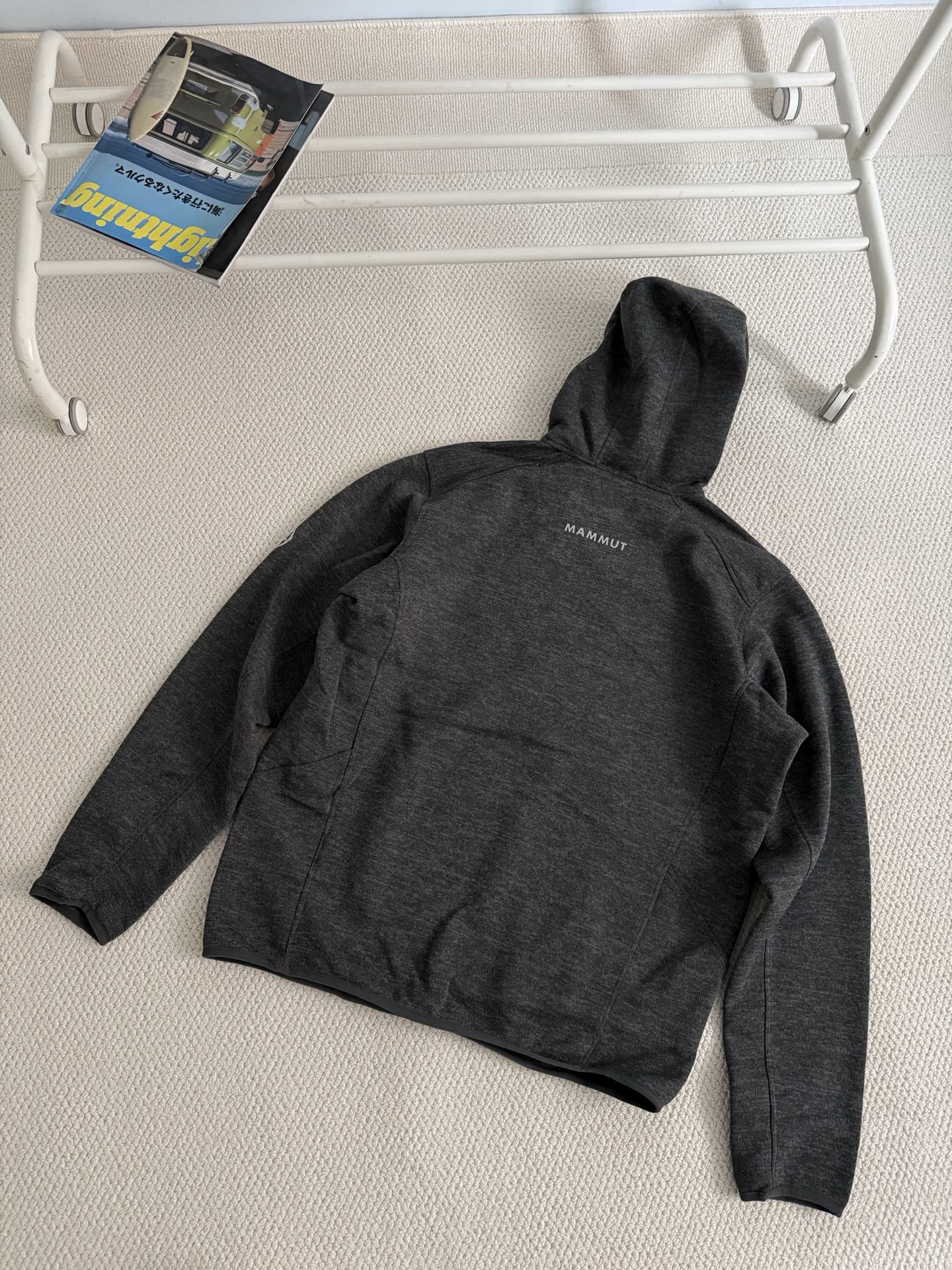 💰130
尺码：M到XXL
颜色：黑色 灰色 黄色

25MAMMUT猛犸象连帽压胶口袋抓绒衣连帽夹克户外保暖

此款常年受户外爱好者和职场精英的青睐！有一说一！品质真心赞！不亏是小资阶层的醉爱！
500克复合抓绒Polartec保暖摇粒绒！不起球！不静电！加绒加厚！可单穿可做中间层！连帽设计，防风保暖护脖有型！拉链开衫设计！复古百搭！反复洗涤不变形！
超赞的4D立体廓形剪裁！上身的确显瘦有型！保暖又不臃肿！全身三处印花设计！胸口经典印花logo点缀➕户外拉链胸袋设计！
情侣款！闭眼入！重磅保暖单品！

尺码表M    胸围118衣长70袖长68适合110-130斤L   胸围122衣长72袖长69适合130-150斤XL    胸围126衣长74袖长70适合150-170斤XXL 胸围130衣长76袖长71适合170-190斤