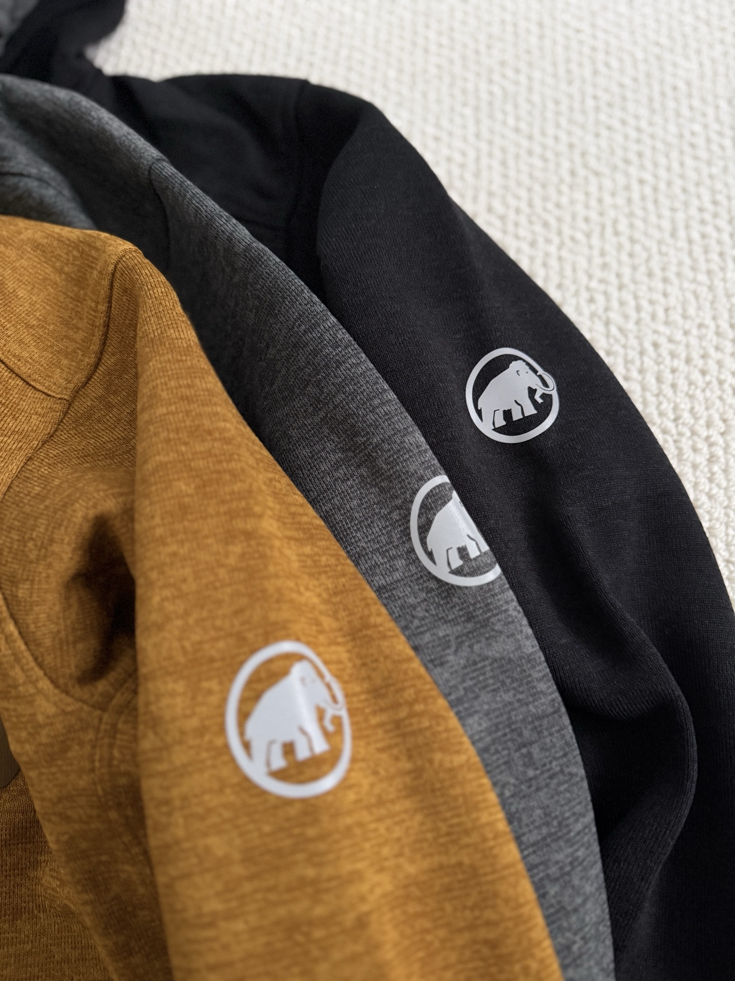 💰130
尺码：M到XXL
颜色：黑色 灰色 黄色

25MAMMUT猛犸象连帽压胶口袋抓绒衣连帽夹克户外保暖

此款常年受户外爱好者和职场精英的青睐！有一说一！品质真心赞！不亏是小资阶层的醉爱！
500克复合抓绒Polartec保暖摇粒绒！不起球！不静电！加绒加厚！可单穿可做中间层！连帽设计，防风保暖护脖有型！拉链开衫设计！复古百搭！反复洗涤不变形！
超赞的4D立体廓形剪裁！上身的确显瘦有型！保暖又不臃肿！全身三处印花设计！胸口经典印花logo点缀➕户外拉链胸袋设计！
情侣款！闭眼入！重磅保暖单品！

尺码表M    胸围118衣长70袖长68适合110-130斤L   胸围122衣长72袖长69适合130-150斤XL    胸围126衣长74袖长70适合150-170斤XXL 胸围130衣长76袖长71适合170-190斤