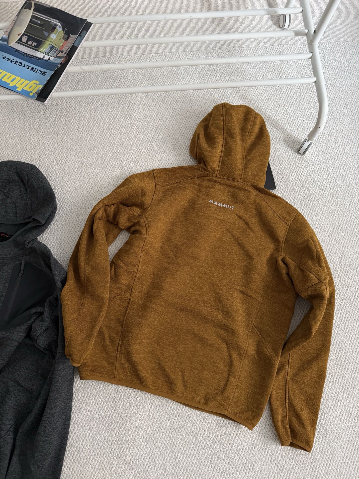 💰130
尺码：M到XXL
颜色：黑色 灰色 黄色

25MAMMUT猛犸象连帽压胶口袋抓绒衣连帽夹克户外保暖

此款常年受户外爱好者和职场精英的青睐！有一说一！品质真心赞！不亏是小资阶层的醉爱！
500克复合抓绒Polartec保暖摇粒绒！不起球！不静电！加绒加厚！可单穿可做中间层！连帽设计，防风保暖护脖有型！拉链开衫设计！复古百搭！反复洗涤不变形！
超赞的4D立体廓形剪裁！上身的确显瘦有型！保暖又不臃肿！全身三处印花设计！胸口经典印花logo点缀➕户外拉链胸袋设计！
情侣款！闭眼入！重磅保暖单品！

尺码表M    胸围118衣长70袖长68适合110-130斤L   胸围122衣长72袖长69适合130-150斤XL    胸围126衣长74袖长70适合150-170斤XXL 胸围130衣长76袖长71适合170-190斤