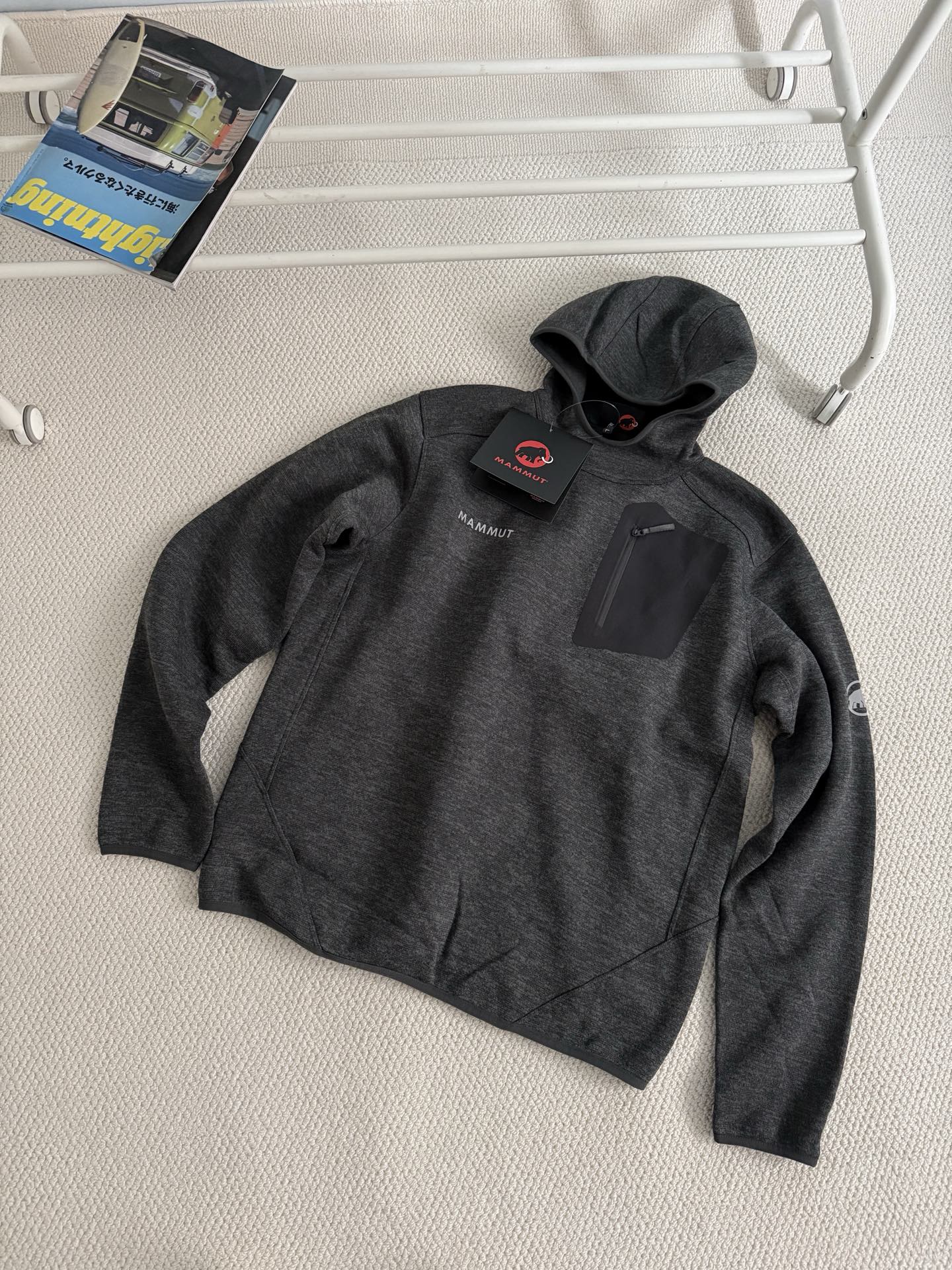 💰130
尺码：M到XXL
颜色：黑色 灰色 黄色

25MAMMUT猛犸象连帽压胶口袋抓绒衣连帽夹克户外保暖

此款常年受户外爱好者和职场精英的青睐！有一说一！品质真心赞！不亏是小资阶层的醉爱！
500克复合抓绒Polartec保暖摇粒绒！不起球！不静电！加绒加厚！可单穿可做中间层！连帽设计，防风保暖护脖有型！拉链开衫设计！复古百搭！反复洗涤不变形！
超赞的4D立体廓形剪裁！上身的确显瘦有型！保暖又不臃肿！全身三处印花设计！胸口经典印花logo点缀➕户外拉链胸袋设计！
情侣款！闭眼入！重磅保暖单品！

尺码表M    胸围118衣长70袖长68适合110-130斤L   胸围122衣长72袖长69适合130-150斤XL    胸围126衣长74袖长70适合150-170斤XXL 胸围130衣长76袖长71适合170-190斤