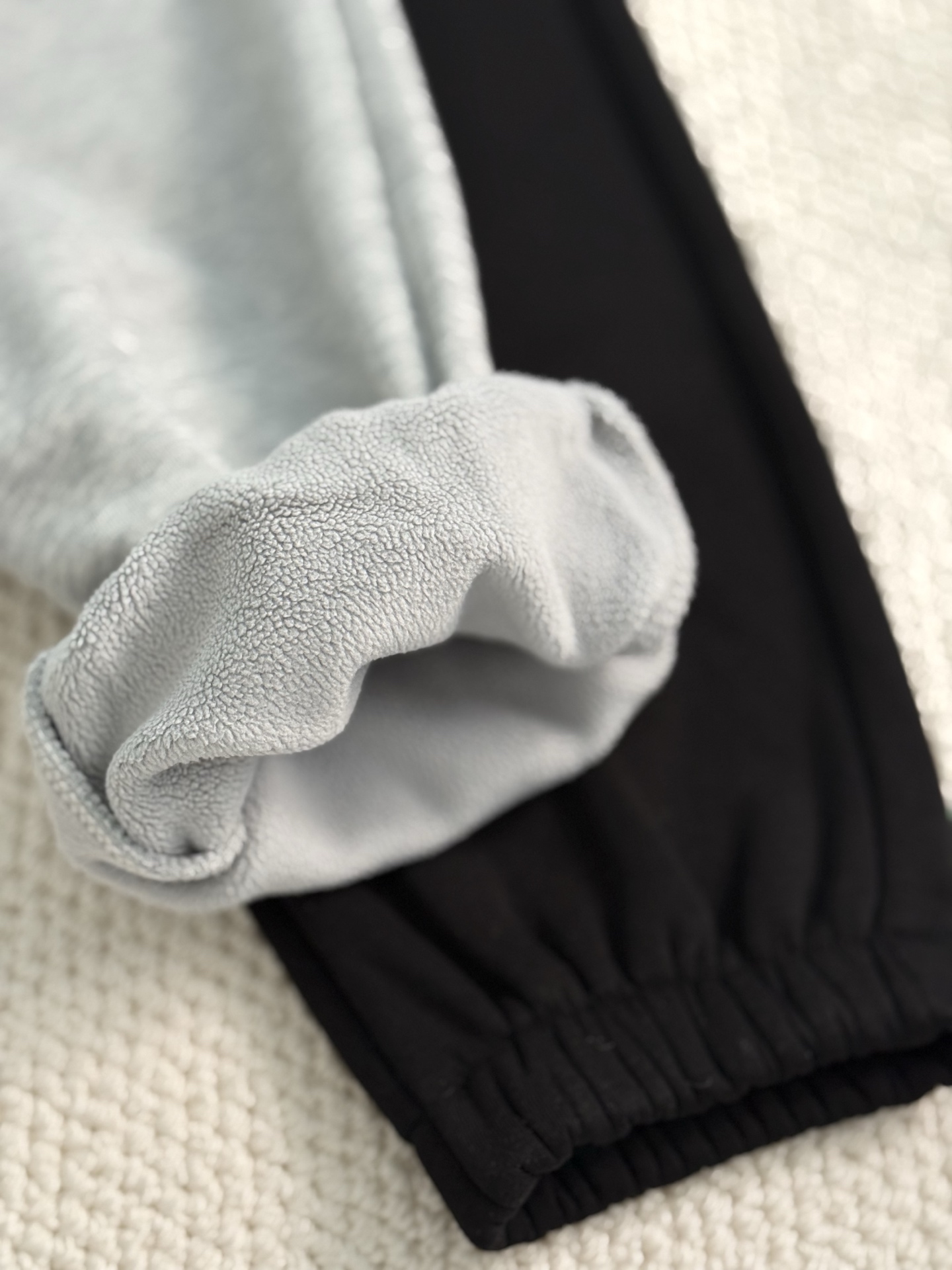 💰125
款号：12264
颜色：黑色，灰色
尺码：M,L,XL,XXL,
-----------------------------------
巨舒适！穿上就不想脱下来！
patagonia/巴塔哥尼亚 Uprisal 男士超厚加绒卫裤运动裤休闲长裤。
此款裤子采用的是专门定制的环保科技抓绒面料 
克重接近800g，
上身柔软亲肤，厚实保暖 ，而且十分的轻便。 
Regular Fit 常规版型剪裁  让你在冬季也不会觉得臃肿，
弹性腰带，可通过外部抽绳进行调节，
正面带有两个暖手口袋，
臀部的立体的裁剪工艺穿着特别舒适。
Fair Trade的缝制工艺更是只有原厂带能做到！
灰色 黑色 2个颜色
尺码M-XXL
适合120-180斤左右穿着！
