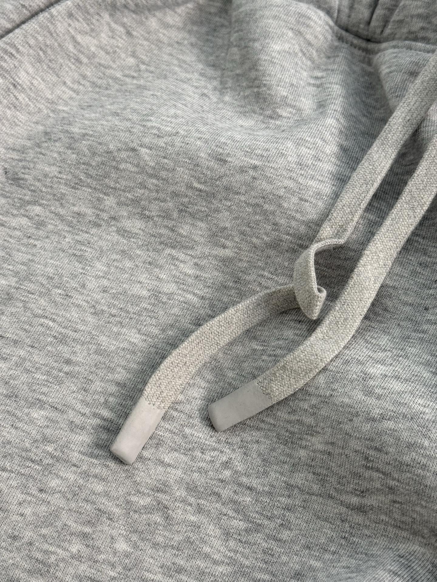 💰125
款号：12264
颜色：黑色，灰色
尺码：M,L,XL,XXL,
-----------------------------------
巨舒适！穿上就不想脱下来！
patagonia/巴塔哥尼亚 Uprisal 男士超厚加绒卫裤运动裤休闲长裤。
此款裤子采用的是专门定制的环保科技抓绒面料 
克重接近800g，
上身柔软亲肤，厚实保暖 ，而且十分的轻便。 
Regular Fit 常规版型剪裁  让你在冬季也不会觉得臃肿，
弹性腰带，可通过外部抽绳进行调节，
正面带有两个暖手口袋，
臀部的立体的裁剪工艺穿着特别舒适。
Fair Trade的缝制工艺更是只有原厂带能做到！
灰色 黑色 2个颜色
尺码M-XXL
适合120-180斤左右穿着！
