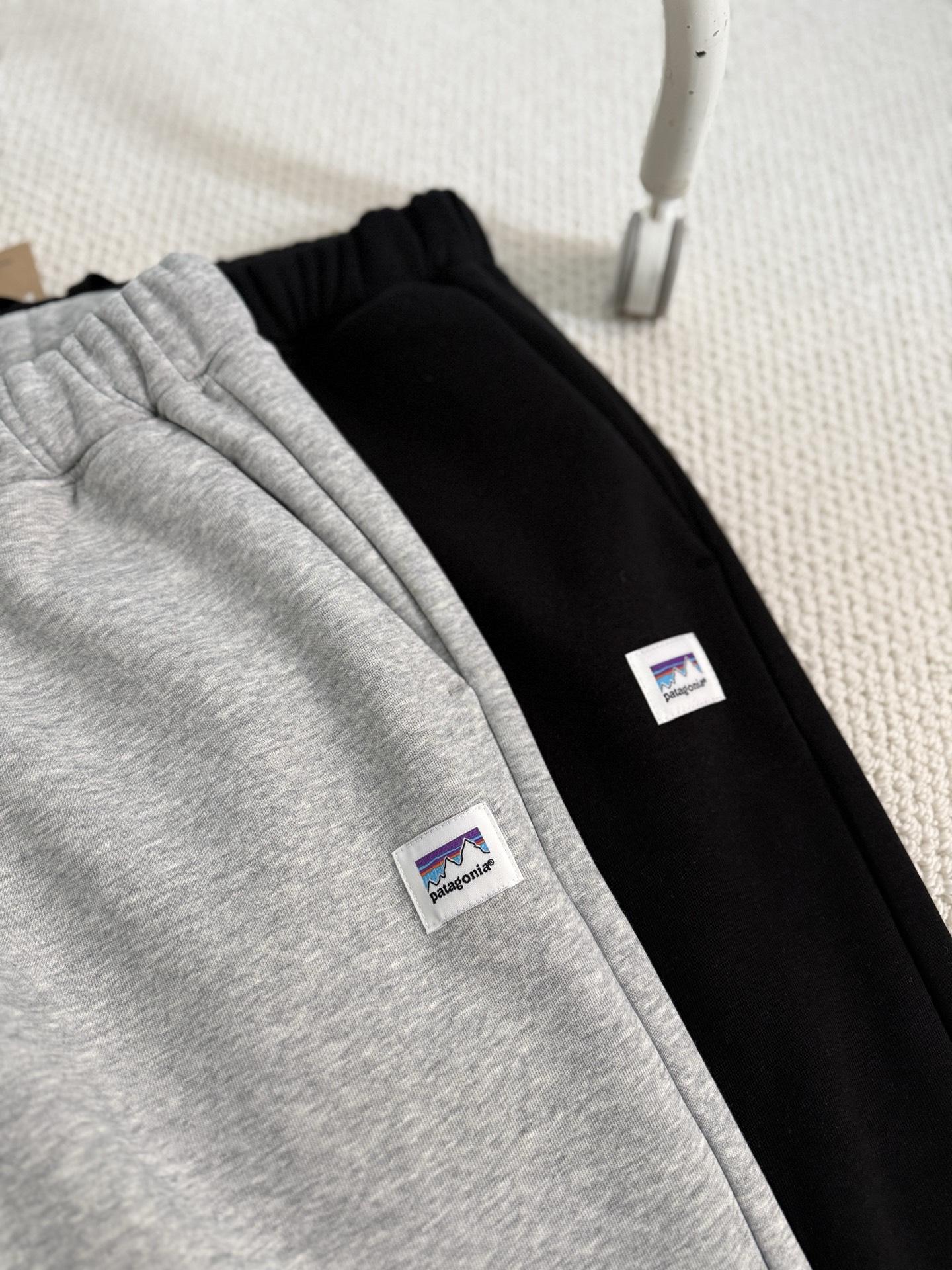 💰125
款号：12264
颜色：黑色，灰色
尺码：M,L,XL,XXL,
-----------------------------------
巨舒适！穿上就不想脱下来！
patagonia/巴塔哥尼亚 Uprisal 男士超厚加绒卫裤运动裤休闲长裤。
此款裤子采用的是专门定制的环保科技抓绒面料 
克重接近800g，
上身柔软亲肤，厚实保暖 ，而且十分的轻便。 
Regular Fit 常规版型剪裁  让你在冬季也不会觉得臃肿，
弹性腰带，可通过外部抽绳进行调节，
正面带有两个暖手口袋，
臀部的立体的裁剪工艺穿着特别舒适。
Fair Trade的缝制工艺更是只有原厂带能做到！
灰色 黑色 2个颜色
尺码M-XXL
适合120-180斤左右穿着！
