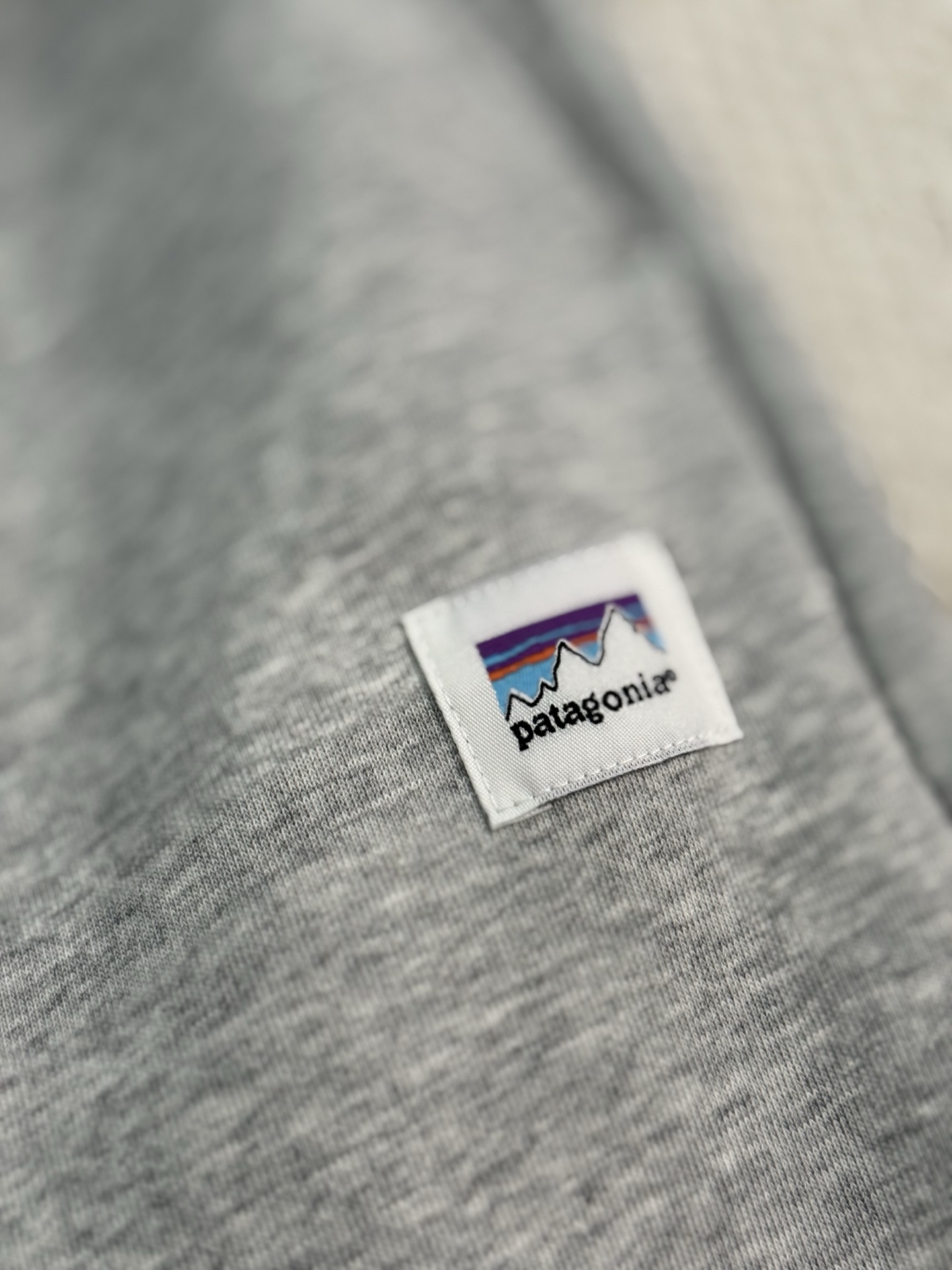 💰125
款号：12264
颜色：黑色，灰色
尺码：M,L,XL,XXL,
-----------------------------------
巨舒适！穿上就不想脱下来！
patagonia/巴塔哥尼亚 Uprisal 男士超厚加绒卫裤运动裤休闲长裤。
此款裤子采用的是专门定制的环保科技抓绒面料 
克重接近800g，
上身柔软亲肤，厚实保暖 ，而且十分的轻便。 
Regular Fit 常规版型剪裁  让你在冬季也不会觉得臃肿，
弹性腰带，可通过外部抽绳进行调节，
正面带有两个暖手口袋，
臀部的立体的裁剪工艺穿着特别舒适。
Fair Trade的缝制工艺更是只有原厂带能做到！
灰色 黑色 2个颜色
尺码M-XXL
适合120-180斤左右穿着！
