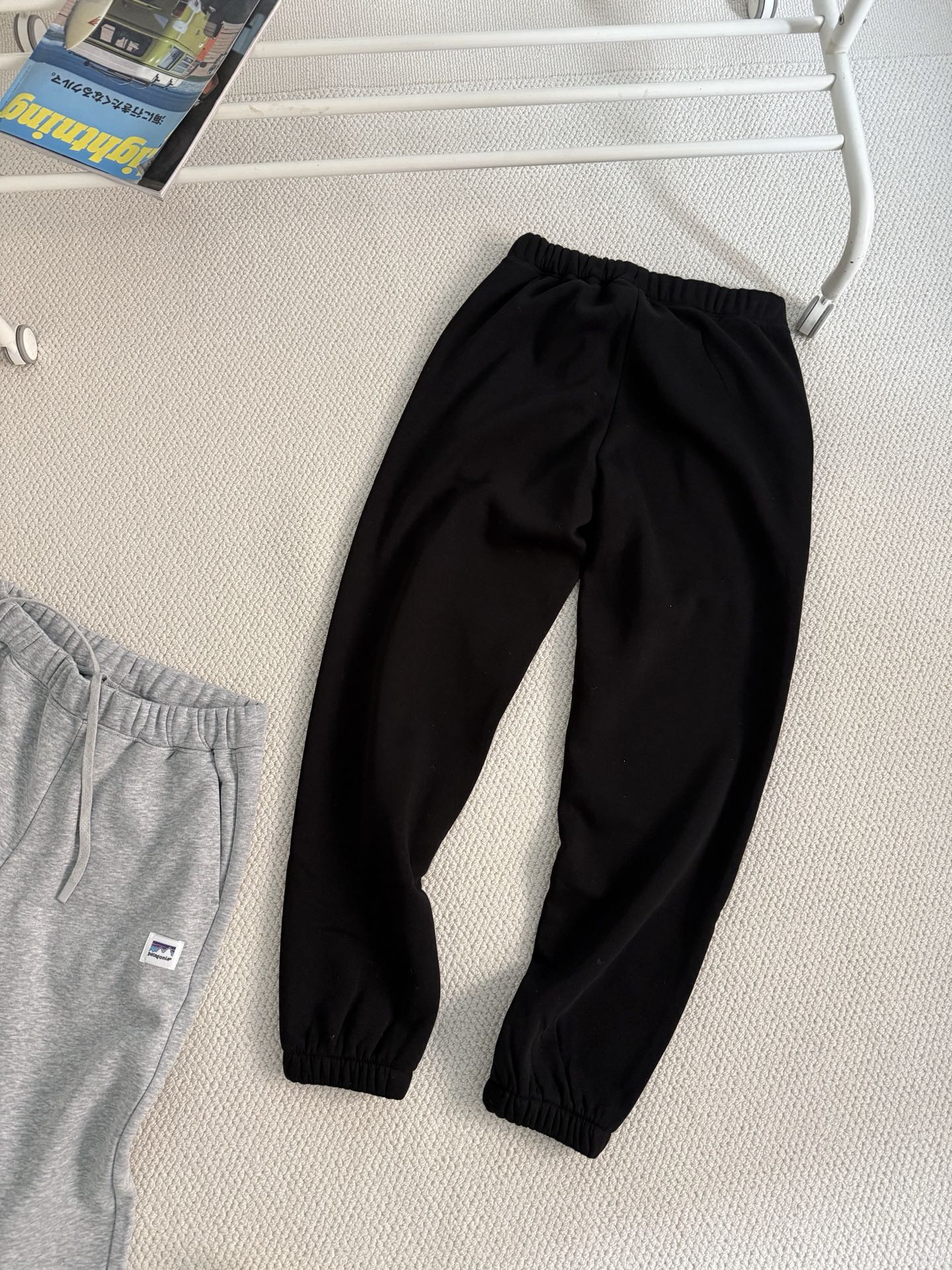 💰125
款号：12264
颜色：黑色，灰色
尺码：M,L,XL,XXL,
-----------------------------------
巨舒适！穿上就不想脱下来！
patagonia/巴塔哥尼亚 Uprisal 男士超厚加绒卫裤运动裤休闲长裤。
此款裤子采用的是专门定制的环保科技抓绒面料 
克重接近800g，
上身柔软亲肤，厚实保暖 ，而且十分的轻便。 
Regular Fit 常规版型剪裁  让你在冬季也不会觉得臃肿，
弹性腰带，可通过外部抽绳进行调节，
正面带有两个暖手口袋，
臀部的立体的裁剪工艺穿着特别舒适。
Fair Trade的缝制工艺更是只有原厂带能做到！
灰色 黑色 2个颜色
尺码M-XXL
适合120-180斤左右穿着！
