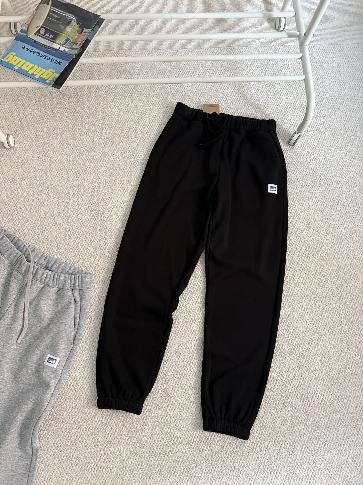 💰125
款号：12264
颜色：黑色，灰色
尺码：M,L,XL,XXL,
-----------------------------------
巨舒适！穿上就不想脱下来！
patagonia/巴塔哥尼亚 Uprisal 男士超厚加绒卫裤运动裤休闲长裤。
此款裤子采用的是专门定制的环保科技抓绒面料 
克重接近800g，
上身柔软亲肤，厚实保暖 ，而且十分的轻便。 
Regular Fit 常规版型剪裁  让你在冬季也不会觉得臃肿，
弹性腰带，可通过外部抽绳进行调节，
正面带有两个暖手口袋，
臀部的立体的裁剪工艺穿着特别舒适。
Fair Trade的缝制工艺更是只有原厂带能做到！
灰色 黑色 2个颜色
尺码M-XXL
适合120-180斤左右穿着！
