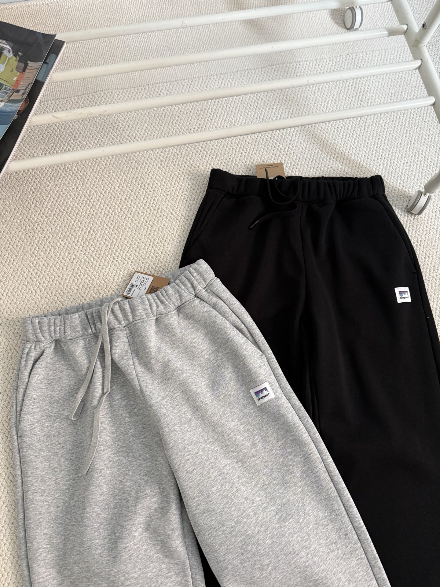 💰125
款号：12264
颜色：黑色，灰色
尺码：M,L,XL,XXL,
-----------------------------------
巨舒适！穿上就不想脱下来！
patagonia/巴塔哥尼亚 Uprisal 男士超厚加绒卫裤运动裤休闲长裤。
此款裤子采用的是专门定制的环保科技抓绒面料 
克重接近800g，
上身柔软亲肤，厚实保暖 ，而且十分的轻便。 
Regular Fit 常规版型剪裁  让你在冬季也不会觉得臃肿，
弹性腰带，可通过外部抽绳进行调节，
正面带有两个暖手口袋，
臀部的立体的裁剪工艺穿着特别舒适。
Fair Trade的缝制工艺更是只有原厂带能做到！
灰色 黑色 2个颜色
尺码M-XXL
适合120-180斤左右穿着！
