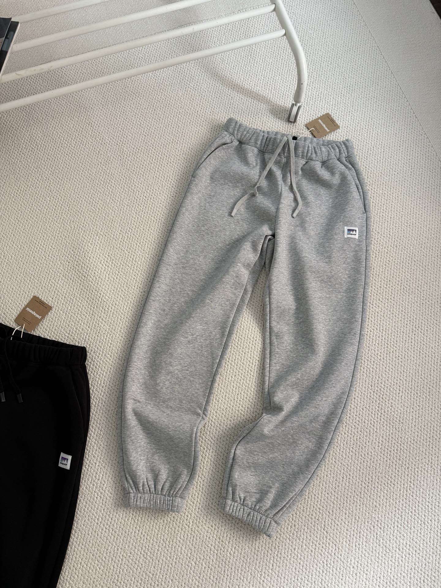 💰125
款号：12264
颜色：黑色，灰色
尺码：M,L,XL,XXL,
-----------------------------------
巨舒适！穿上就不想脱下来！
patagonia/巴塔哥尼亚 Uprisal 男士超厚加绒卫裤运动裤休闲长裤。
此款裤子采用的是专门定制的环保科技抓绒面料 
克重接近800g，
上身柔软亲肤，厚实保暖 ，而且十分的轻便。 
Regular Fit 常规版型剪裁  让你在冬季也不会觉得臃肿，
弹性腰带，可通过外部抽绳进行调节，
正面带有两个暖手口袋，
臀部的立体的裁剪工艺穿着特别舒适。
Fair Trade的缝制工艺更是只有原厂带能做到！
灰色 黑色 2个颜色
尺码M-XXL
适合120-180斤左右穿着！
