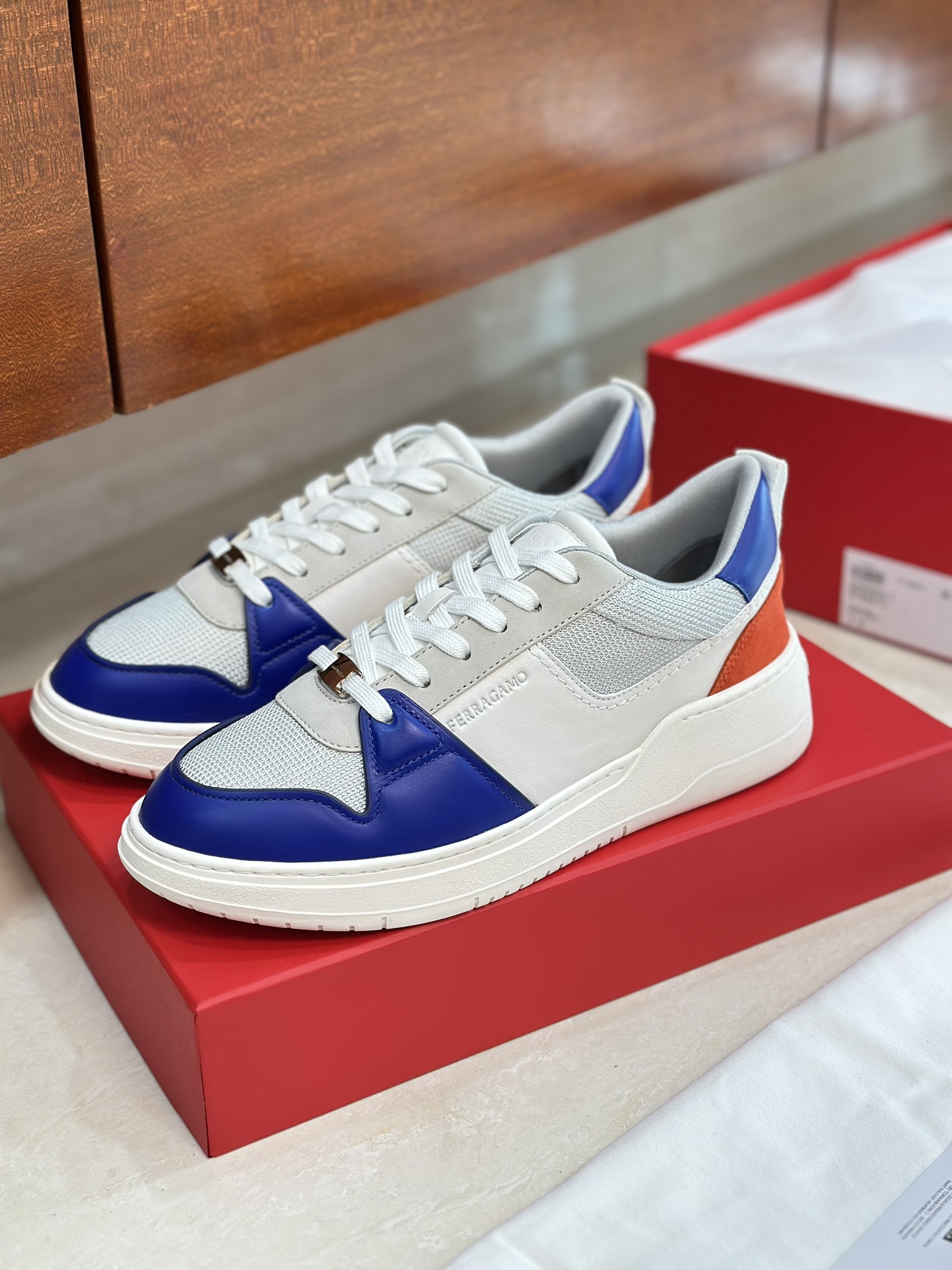 NO:271013,Ferragamo's latest hot sale update This low-top casual shoe is made of high-tech mesh fabric and is decorated with suede and leather inlays. It is inspired by the 1990s basketball shoe style, with Gancini inlays on the side adding a little classic style. It is equipped with a light rubber sole with knurled edges and custom grooves. Normal leather shoe size 39 40 41 42 43 44 Code HM00455865, ferragamo, chamois leather19860909菲拉格慕最新款热卖款更新 这款低帮休闲鞋选用高科技网眼面料制成,饰有麂皮及皮革嵌饰.其灵感源自九十年代篮球鞋风格,侧面Gancini嵌饰增添些许经典风范.配以轻盈橡胶鞋底,其上饰有滚花边缘和定制沟纹. 正常皮鞋码39 40 41 42 43 44 编码HM00455865,,ferragamo,chamois leather,Men's shoes