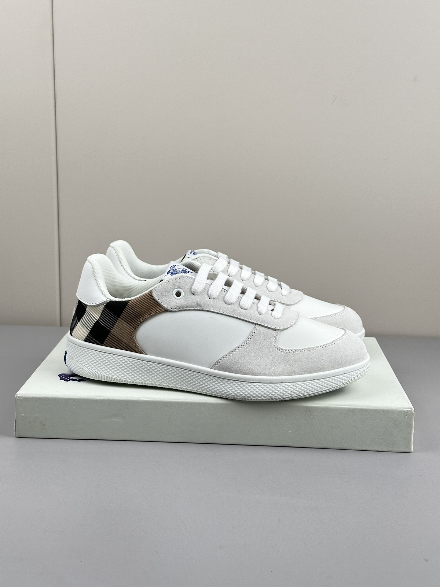 NO:730025,Burberry's latest official website sync sneakers are made of smooth calfskin and crafted in Italian workshops. They are equipped with a removable shield charm and are embossed with the EKD logo. They are lined with mesh, the laces are integrated into the plaid design, and the rubber sole is decorated with the archive Burberry lettering logo. - Round toe - EKD label on the tongue - Leather insole - Sole embellished with Burberry lettering logo -  Comes with dust bag Normal leather shoe size 39 40 41 42 43 44,,burberry,burberry,sneakers,cowhide19860909巴宝莉最新款官网同步 运动鞋,选用光滑小牛皮材质打造,于意大利工坊精制而成.搭配可拆式盾牌吊饰,点缀马术骑士徽标（EKD）压花.采用网眼内衬,鞋带融入格纹设计,橡胶鞋底饰有典藏 Burberry 字母徽标. – 圆形鞋头 – 鞋舌处点缀马术骑士徽标（EKD）标签 – 皮革鞋垫 – 鞋底点缀 Burberry 字母徽标 – 随附防尘袋 正常皮鞋码39 40 41 42 43 44,,burberry,burberry,sneakers,cowhide,Men's shoes