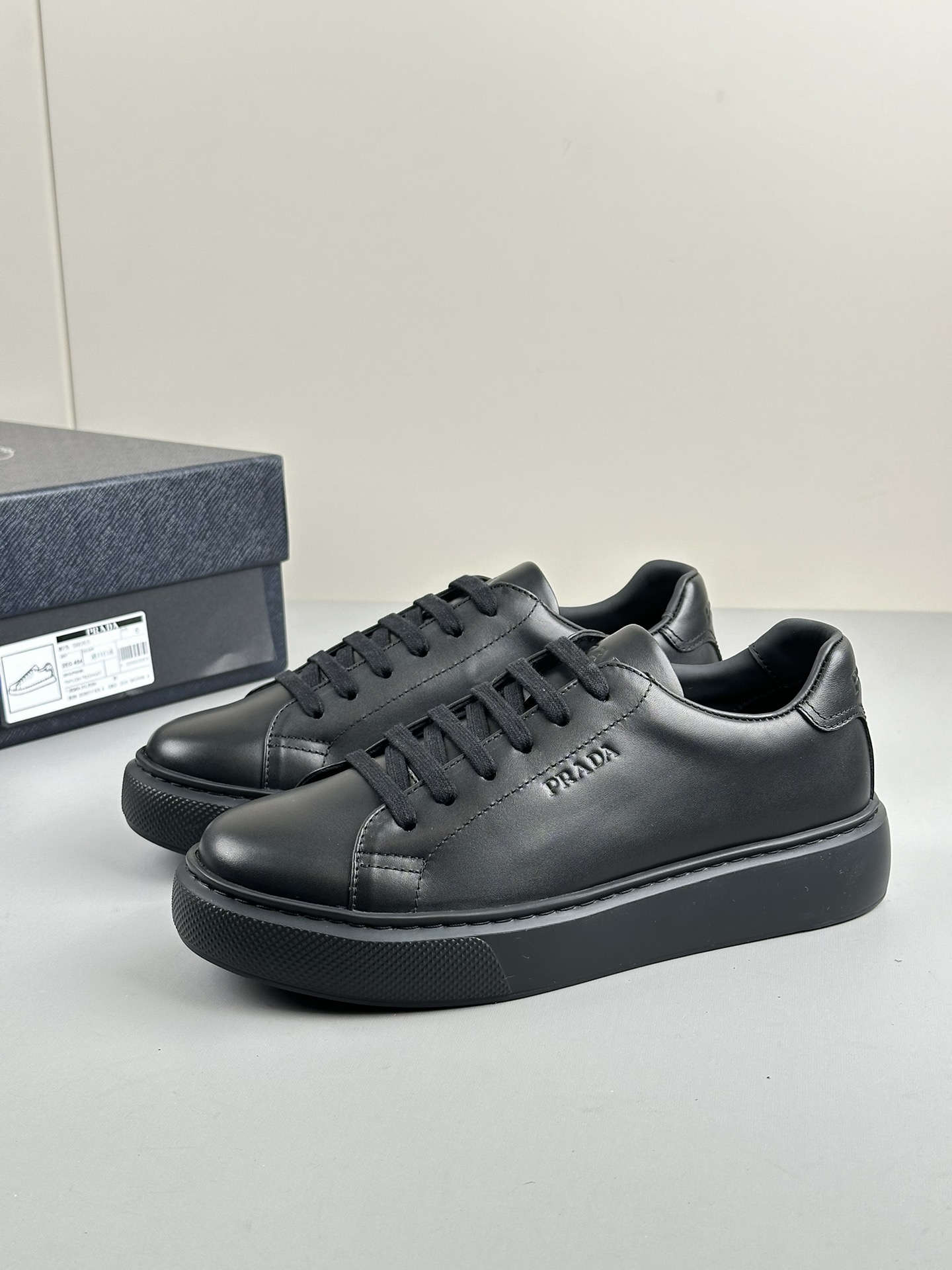 NO:274447,Rada's latest model is synchronized on the official website. Two colors are available. Imported cowhide surface is super soft and comfortable. Special mold for cowhide inner lining. Lightweight outsole. Anti-slip and wear-resistant. movable footrest. Lace-up upper brand logo design. Simple and atmospheric. A must-have for high-end customers. Normal leather shoe size 38 39 40 41 42 43 44,,prada,cowhide19860909rada最新款官网同步 两色可选 进口牛皮面超级柔软舒适 牛皮内里专用模具轻质大底 防滑耐磨 活动垫脚 系带款 鞋面品牌logo标设计 简单不失大气 高端客户必备 正常皮鞋码38 39 40 41 42 43 44,,prada,cowhide,Men's shoes