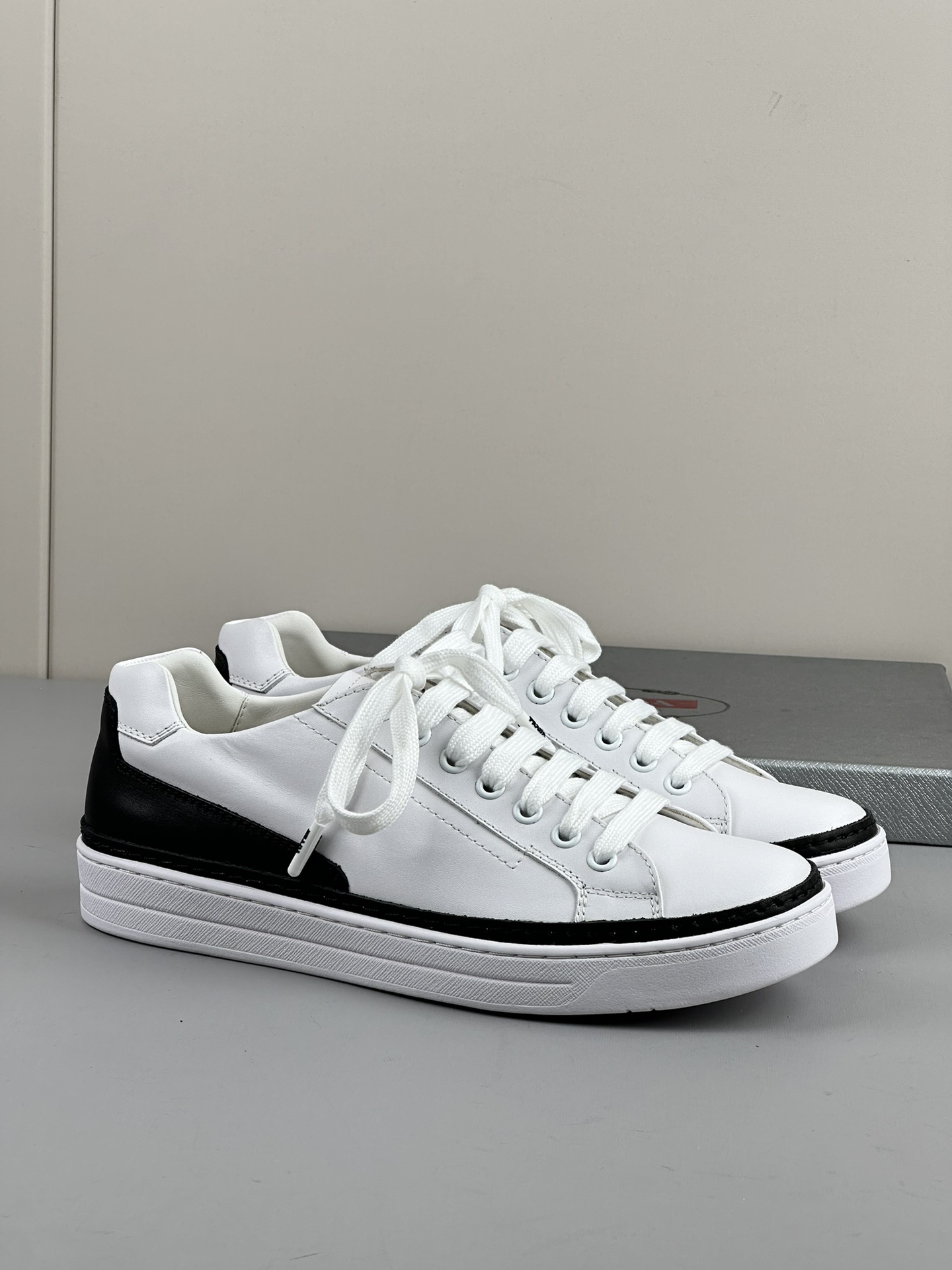 NO:271056,Rada board shoes casual shoes hot sale, white details updated, super comfortable board shoes, imported cowhide, contrasting color, lace-up style, edging effect is very good, normal leather shoe size 39 40 41 42 43 44,,prada,cowhide19860909rada板鞋休闲鞋热卖款 白色细节图更新 超级舒适款 板鞋款 进口牛皮面拼接撞色 系带款 包边效果很好哦 正常皮鞋码39 40 41 42 43 44,,prada,cowhide,Men's shoes