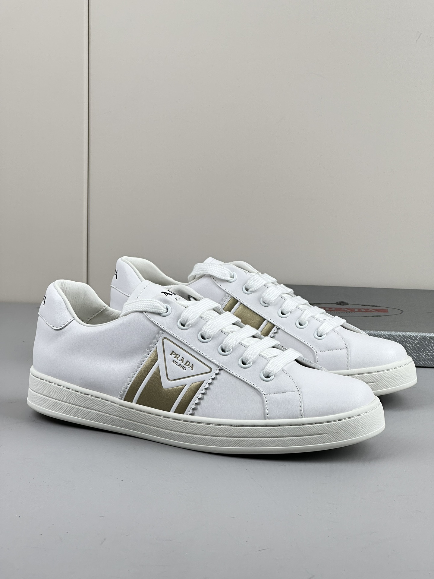 NO:271044,Rada classic white shoes arrive, hot selling style, casual and versatile style of board shoes, imported cowhide surface splicing and brand logo design, special mold for cowhide inner lining, large sole, anti-slip wear-resistant, large sole car, normal leather shoe size 40 41 42 43 44,,prada,cowhide19860909rada经典款小白鞋到货 热卖款 板鞋休闲百搭款 进口牛皮面拼接搭配品牌logo标设计 牛皮内里专用模具大底防滑耐磨大底车大底线 正常皮鞋码40 41 42 43 44,,prada,cowhide,Men's shoes