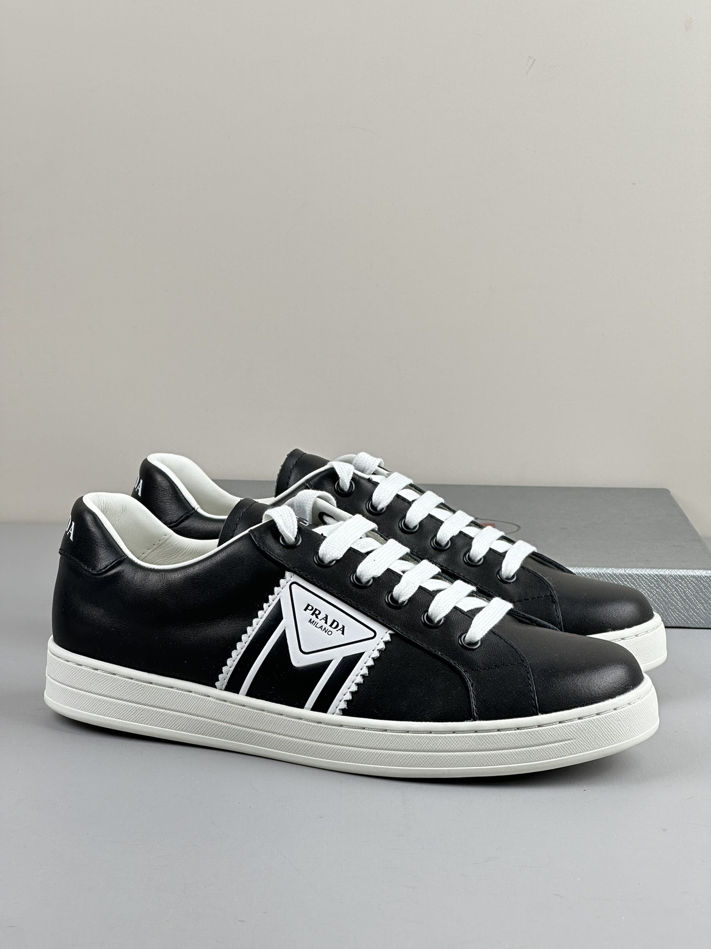 NO:271047,Rada classic white shoes arrive, hot selling style, casual and versatile style of board shoes, imported cowhide surface splicing and brand logo design, special mold for cowhide inner lining, large sole, anti-slip wear-resistant, large sole car, normal leather shoe size 39 41 43 44,,prada,cowhide19860909rada经典款小白鞋到货 热卖款 板鞋休闲百搭款 进口牛皮面拼接搭配品牌logo标设计 牛皮内里专用模具大底防滑耐磨大底车大底线 正常皮鞋码39 41 43 44,,prada,cowhide,Men's shoes