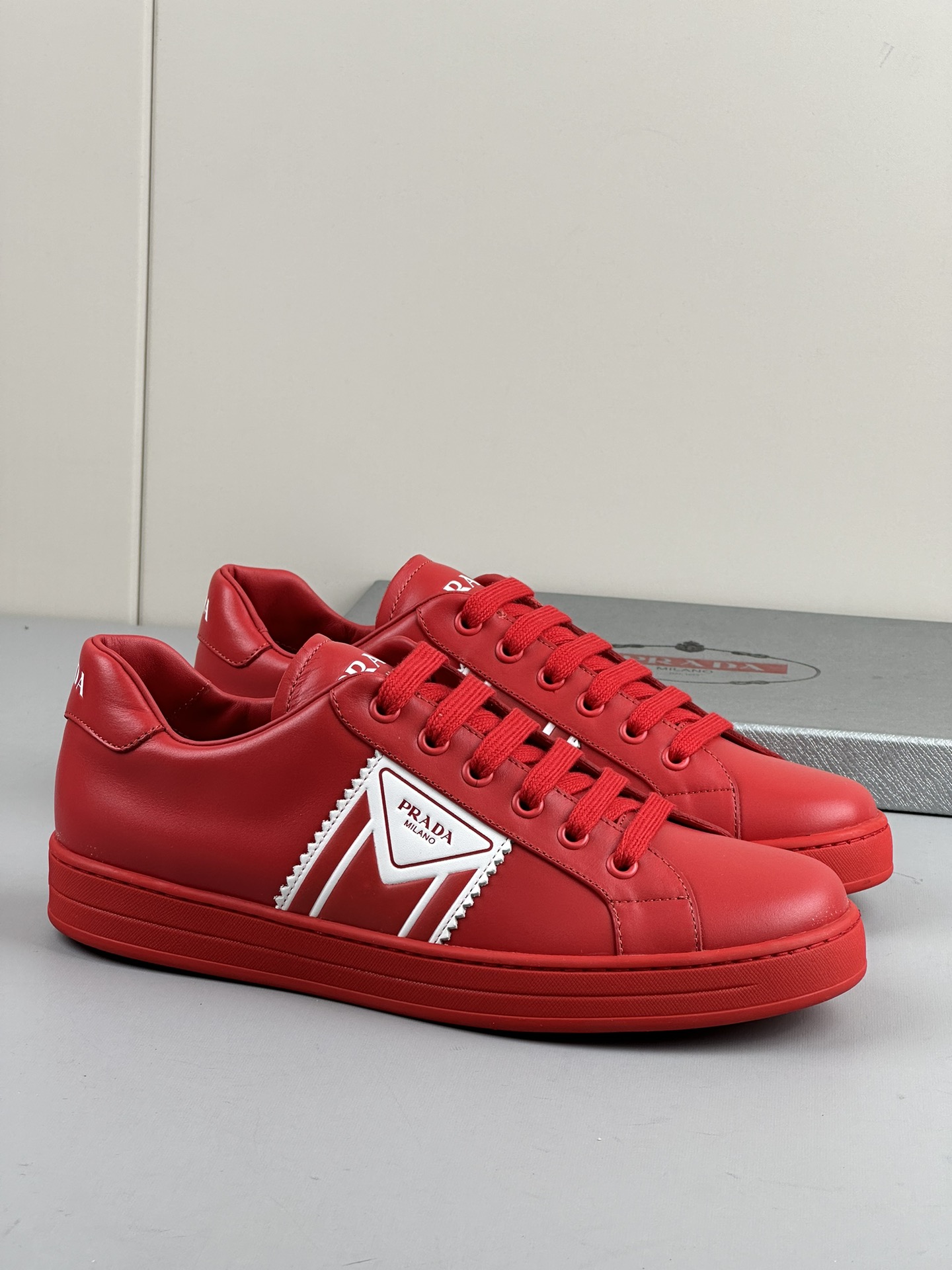 NO:271050,Rada classic white shoes arrive, hot selling style, casual and versatile style of board shoes, imported cowhide surface splicing and brand logo design, special mold for cowhide inner lining, large sole, anti-slip wear-resistant, large sole car, normal leather shoe size 39 40 41 43 44,,prada,cowhide19860909rada经典款小白鞋到货 热卖款 板鞋休闲百搭款 进口牛皮面拼接搭配品牌logo标设计 牛皮内里专用模具大底防滑耐磨大底车大底线 正常皮鞋码39 40 41 43 44,,prada,cowhide,Men's shoes