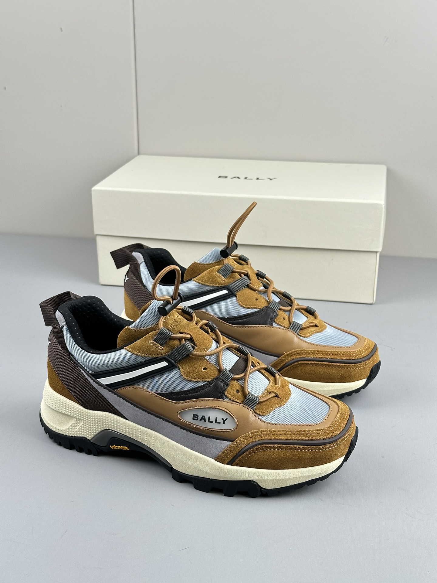 NO:271561,Bally Trading Company's original factory product Vibram thick-soled running shoes provide sports style styling, using a combination of mixed materials. The latest hot-selling models are comfortable and versatile and very soft and feel good. Leather and nylon mixed materials Elastic drawstring shoelaces Counter size 39 40 41 42 43 44 A small amount of stock,19860909Bally贸易公司原工厂货 Vibram 厚底跑鞋提供运动风格的造型 采用多种混合材料组合 最新款热卖款舒适百搭非常柔软脚感很好 皮革与尼龙混合材质 弹性抽绳鞋带  专柜尺码39 40 41 42 43 44少量现货,,Men's shoes