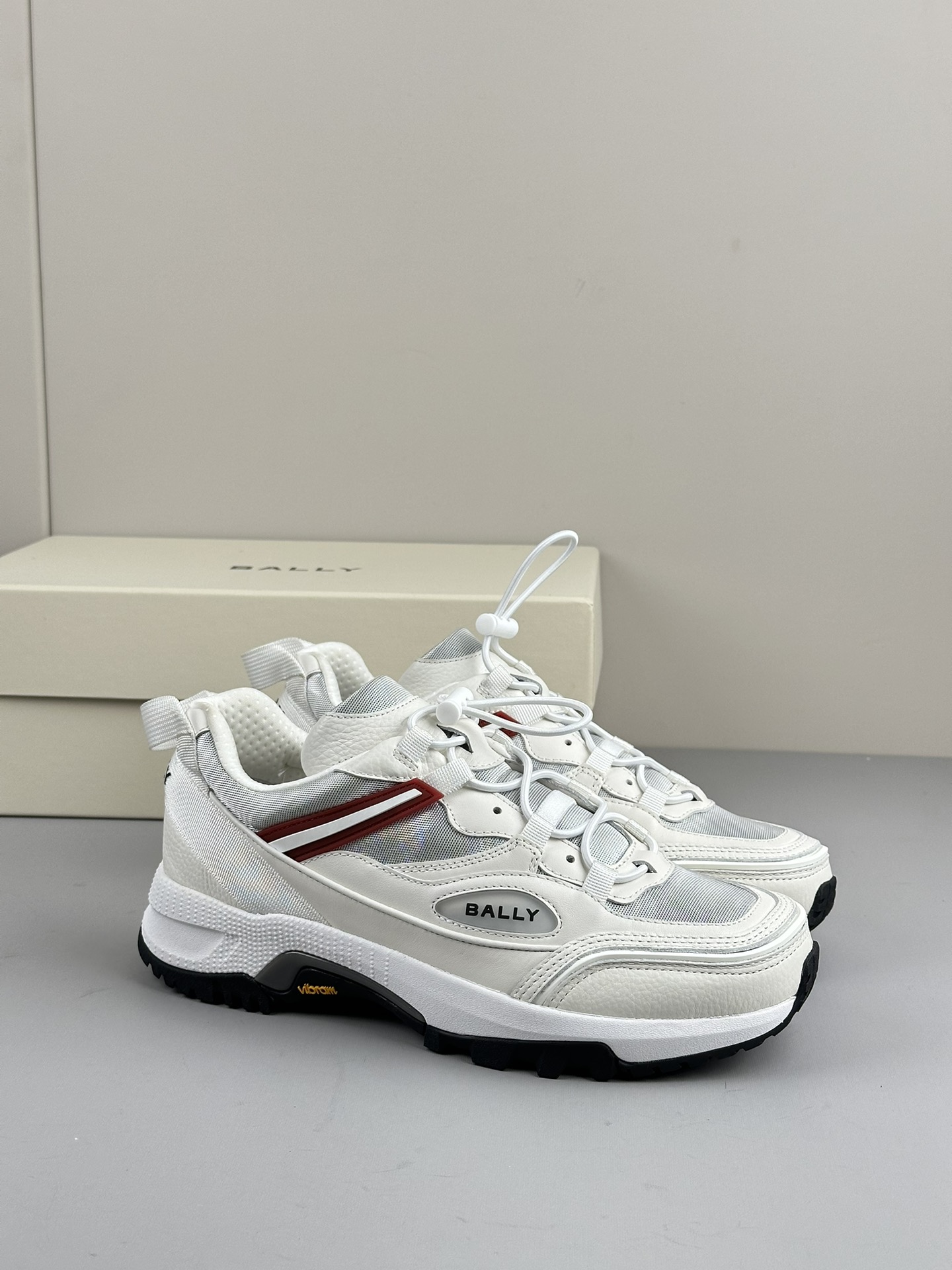 NO:270999,Bally Trading Company's original factory product Vibram thick-soled running shoes provide sports style styling, using a combination of mixed materials. The latest hot-selling models are comfortable and versatile and very soft and feel good. Leather and nylon mixed materials Elastic drawstring shoelaces Counter size 39 40 41 42 43 44 A small amount of stock,19860909Bally贸易公司原工厂货 Vibram 厚底跑鞋提供运动风格的造型 采用多种混合材料组合 最新款热卖款舒适百搭非常柔软脚感很好 皮革与尼龙混合材质 弹性抽绳鞋带  专柜尺码39 40 41 42 43 44少量现货,,Men's shoes