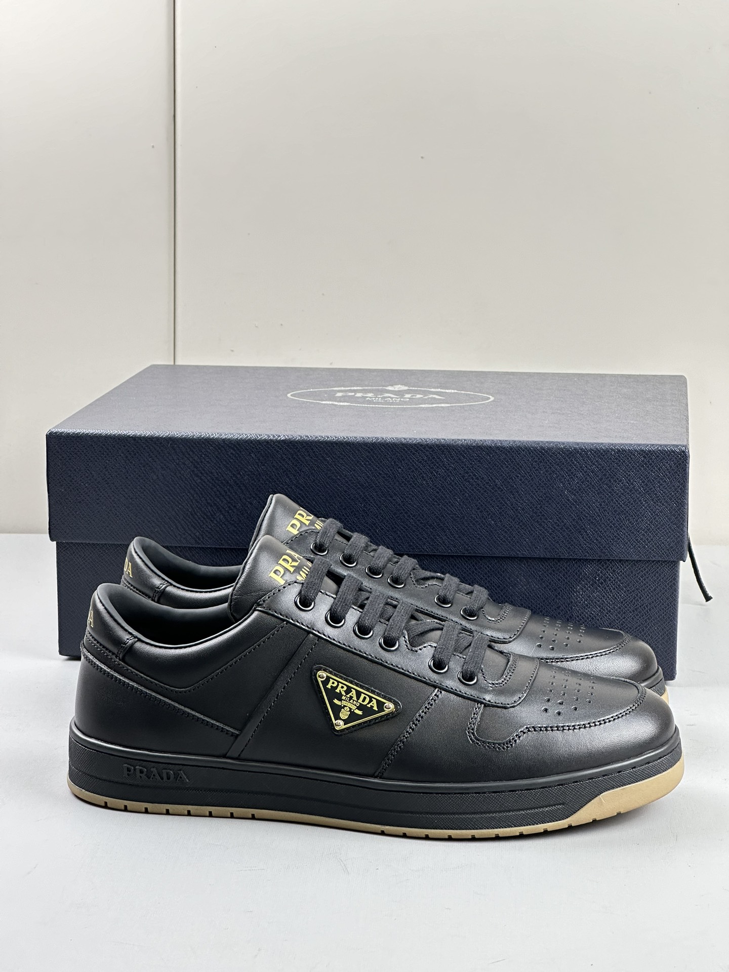 NO:272576,Rada official website synchronizes the highest version factory upgrade. This leather sneaker interprets the rada logo from multiple angles and is lightly leaps on the tongue, paved along the light rubber sole, and is embossed with the iconic enamel metal triangle embellishment on one side of the upper, all explaining the brand style. Metal eyelets and cotton laces Upper with enamel triangle logo Tongue with rada Milano printed logo Lightweight box sole, embossed logo on the side 3.5 cm sole Removable leather-covered insole Men's shoes 39-44,,prada,sneakers19860909rada官网同步最高版本换工厂升级 这款皮革运动鞋多角度诠释rada徽标轻巧跃于鞋舌,沿轻质橡胶鞋底铺陈,化身标志性的涂珐琅金属三角形点缀鞋面一侧,无不阐释品牌格调. 金属孔眼和棉质鞋带 鞋面配珐琅三角形徽标 鞋舌配rada Milano印花徽标 轻质箱型鞋底,侧面配压花徽标 3.5厘米鞋底 可拆卸皮革包覆内底 男鞋39-44,,prada,sneakers,Men's shoes