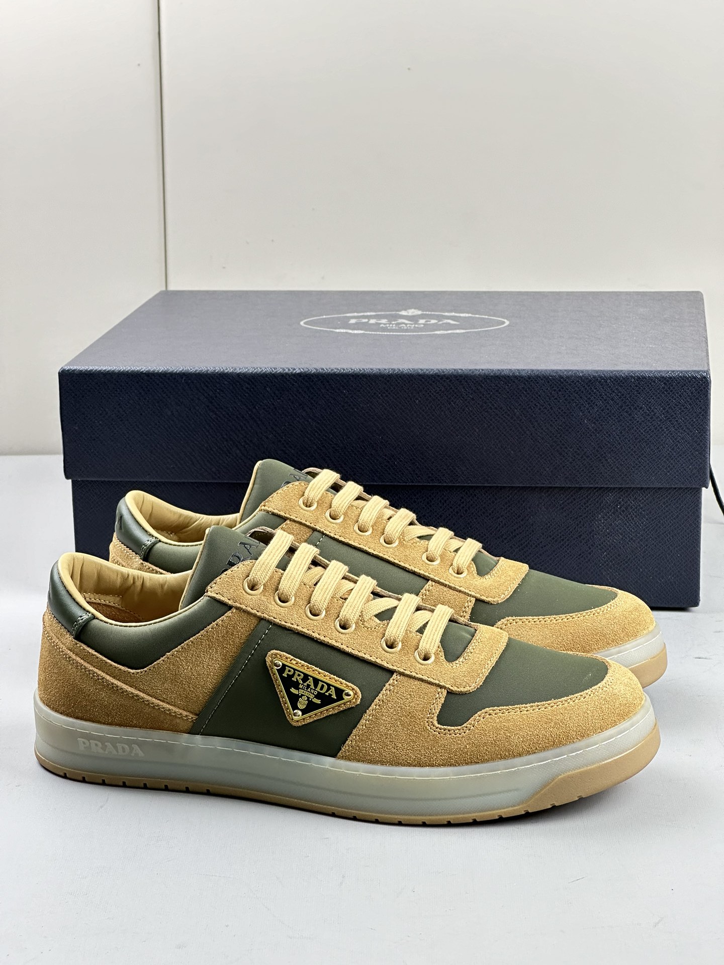 NO:274459,Rada official website synchronizes the highest version factory upgrade. This leather sneaker interprets the rada logo from multiple angles and is lightly leaps on the tongue, paved along the light rubber sole, and is embossed with the iconic enamel metal triangle embellishment on one side of the upper, all explaining the brand style. Metal eyelets and cotton laces Upper with enamel triangle logo Tongue with rada Milano printed logo Lightweight box sole, embossed logo on the side 3.5 cm sole Removable leather-covered insole Men's shoes 39-44,,prada,sneakers19860909rada官网同步最高版本换工厂升级 这款皮革运动鞋多角度诠释rada徽标轻巧跃于鞋舌,沿轻质橡胶鞋底铺陈,化身标志性的涂珐琅金属三角形点缀鞋面一侧,无不阐释品牌格调. 金属孔眼和棉质鞋带 鞋面配珐琅三角形徽标 鞋舌配rada Milano印花徽标 轻质箱型鞋底,侧面配压花徽标 3.5厘米鞋底 可拆卸皮革包覆内底 男鞋39-44,,prada,sneakers,Men's shoes