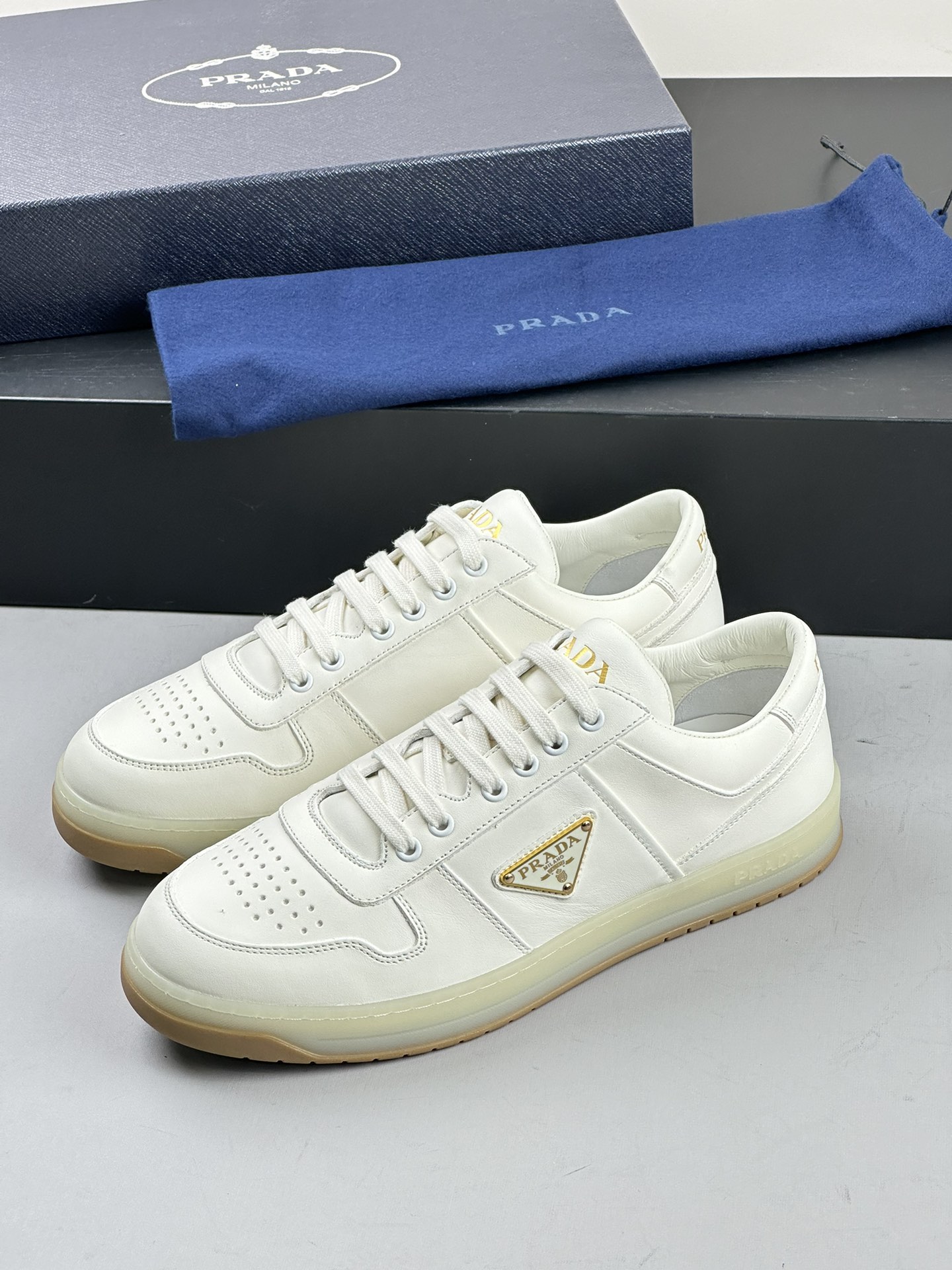 NO:271071,Rada official website synchronizes the highest version factory upgrade. This leather sneaker interprets the rada logo from multiple angles and is lightly leaps on the tongue, paved along the light rubber sole, and is embossed with the iconic enamel metal triangle embellishment on one side of the upper, all explaining the brand style. Metal eyelets and cotton laces Upper with enamel triangle logo Tongue with rada Milano printed logo Lightweight box sole with embossed logo on the side 3.5 cm sole Removable leather-covered insole Men's shoes 38 39 40 41 42 43 44,,prada,sneakers19860909rada官网同步最高版本换工厂升级 这款皮革运动鞋多角度诠释rada徽标轻巧跃于鞋舌,沿轻质橡胶鞋底铺陈,化身标志性的涂珐琅金属三角形点缀鞋面一侧,无不阐释品牌格调. 金属孔眼和棉质鞋带 鞋面配珐琅三角形徽标 鞋舌配rada Milano印花徽标 轻质箱型鞋底,侧面配压花徽标 3.5厘米鞋底 可拆卸皮革包覆内底 男鞋38 39 40 41 42 43 44,,prada,sneakers,Men's shoes