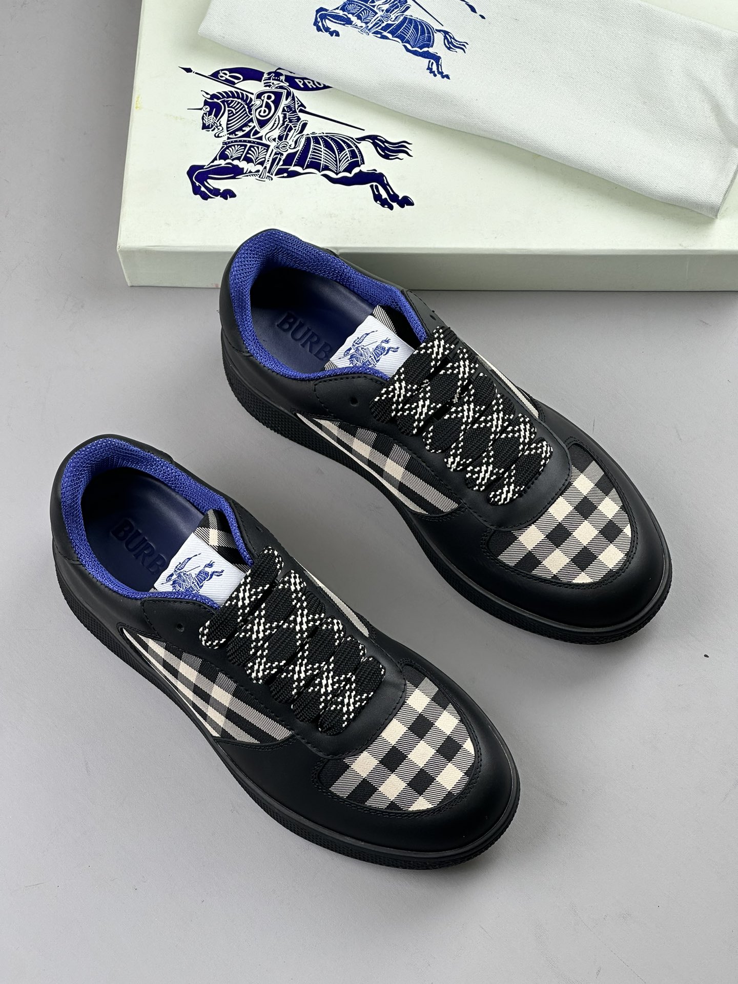 NO:730010,Burberry's official website synchronizes the latest updates. Sneakers, made of smooth calfskin. Refined in Italian workshops, embellished with stitching and brand-specific materials. Mesh lining, laces integrated into large checkered design, rubber sole decorated with Burberry lettering logo. - Lace-up design - Round toe - EKD label on the tongue - Leather insole - Burberry lettering logo on the sole. Normal leather shoe size 39  40 41 42 43 44,,burberry,burberry,sneakers,cowhide19860909巴宝莉官网同步最新款更新 运动鞋,选用光滑小牛皮面料打造.于意大利工坊精制而成,点缀拼接搭配品牌专用材料 采用网眼内衬,鞋带融入大号格纹设计,橡胶鞋底饰有典藏 Burberry 字母徽标. – 系带设计 – 圆形鞋头 – 鞋舌处点缀马术骑士徽标（EKD）标签 – 皮革鞋垫 – 鞋底点缀 Burberry 字母徽标 正常皮鞋码39 40 41 42 43 44,,burberry,burberry,sneakers,cowhide,Men's shoes