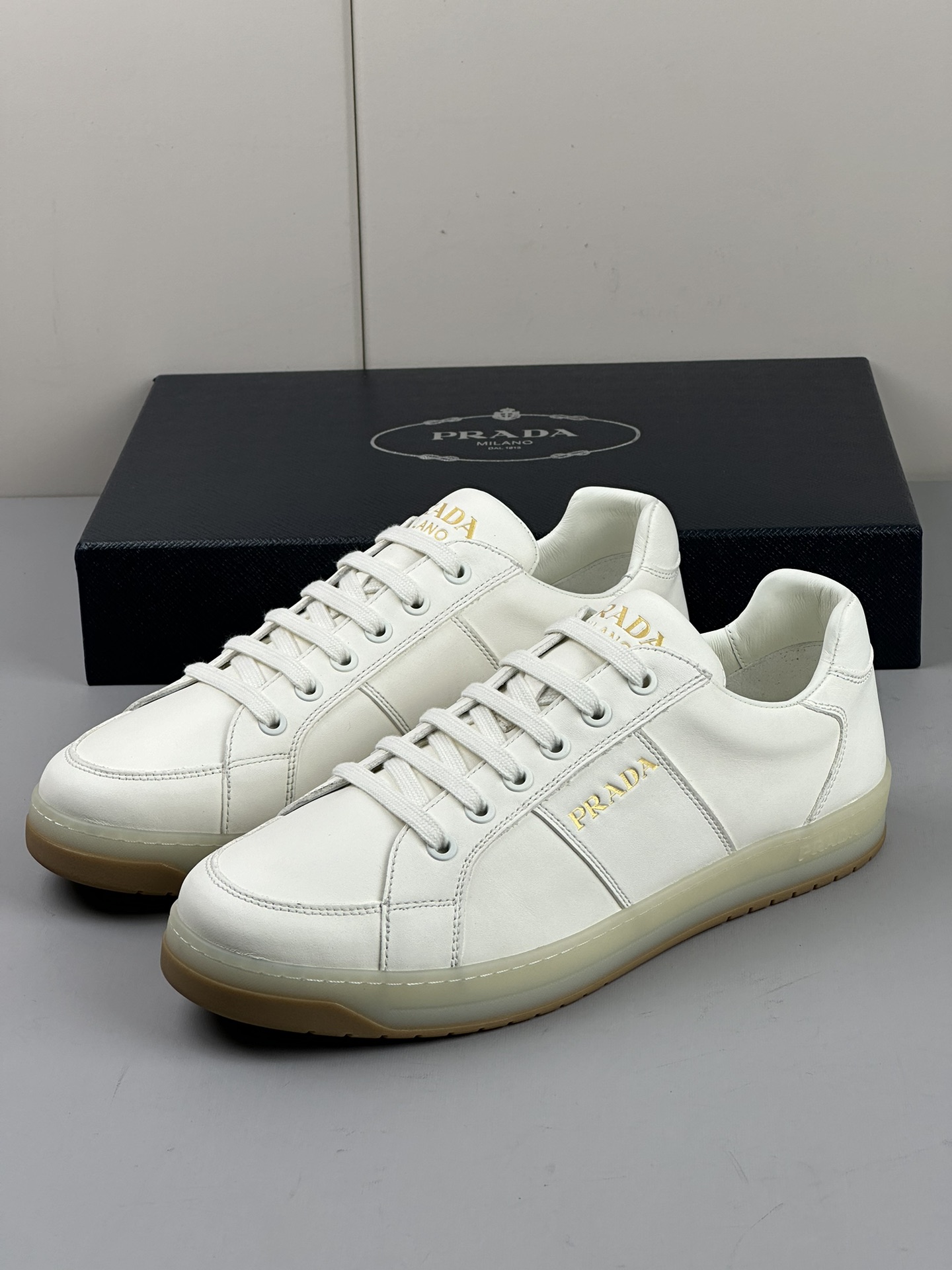 NO:271018,Rada official website synchronizes the highest version factory upgrade. This leather sneaker interprets the rada logo from multiple angles and is lightly leaping on the tongue, laying along the lightweight rubber sole, embossing one side of the upper with the iconic brand logo, all of which explain the brand style. Metal eyelets and cotton laces. The upper is equipped with a brand-specific logo. The tongue is equipped with rada Milano printed logo. Lightweight box sole, embossed logo on the side. 3.5 cm sole. Removable leather-covered insole. Men's shoes 39-44,,prada,sneakers19860909rada官网同步最高版本换工厂升级 这款皮革运动鞋多角度诠释rada徽标轻巧跃于鞋舌,沿轻质橡胶鞋底铺陈,化身标志性的品牌logo点缀鞋面一侧,无不阐释品牌格调. 金属孔眼和棉质鞋带 鞋面配品牌专用LOGO 鞋舌配rada Milano印花徽标 轻质箱型鞋底,侧面配压花徽标 3.5厘米鞋底 可拆卸皮革包覆内底 男鞋39-44,,prada,sneakers,Men's shoes