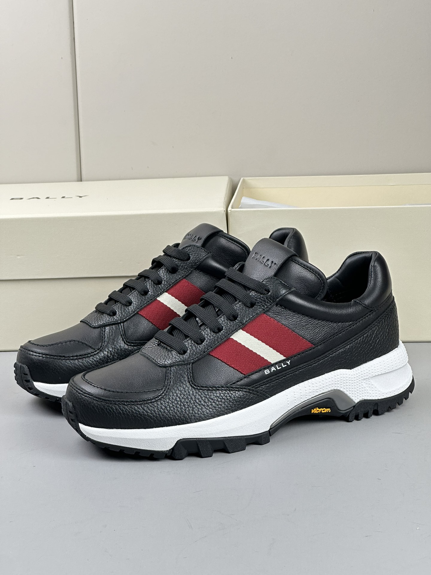 NO:349040,Bally Original Single Calfskin Contrast Stripes Casual Sneakers This lace-up Faster running shoes combines imported suede and calfskin sides with red and white Bally ribbons. Vibram rubber running shoes provide advanced grip on any terrain. Suede and Calfs Barry ribbons throughout the quarter Plain braided laces Vibram rubber running shoes versatile everyday normal leather shoe size 39 40 41 42 43 44,,bally,sneakers,cowhide,chamois leather19860909bally原单小牛皮撞色条纹饰带休闲运动鞋 这款系带的 Faster 跑鞋结合了进口麂皮和小牛皮侧面点缀着红色和白色的 Bally 丝带.Vibram 橡胶跑鞋在任何地形上都能提供先进的抓地力. 麂皮和小牛皮 巴利缎带贯穿整个季度 平纹编织鞋带 Vibram橡胶跑鞋 百搭日常正常皮鞋码39 40 41 42 43 44,,bally,sneakers,cowhide,chamois leather,Men's shoes