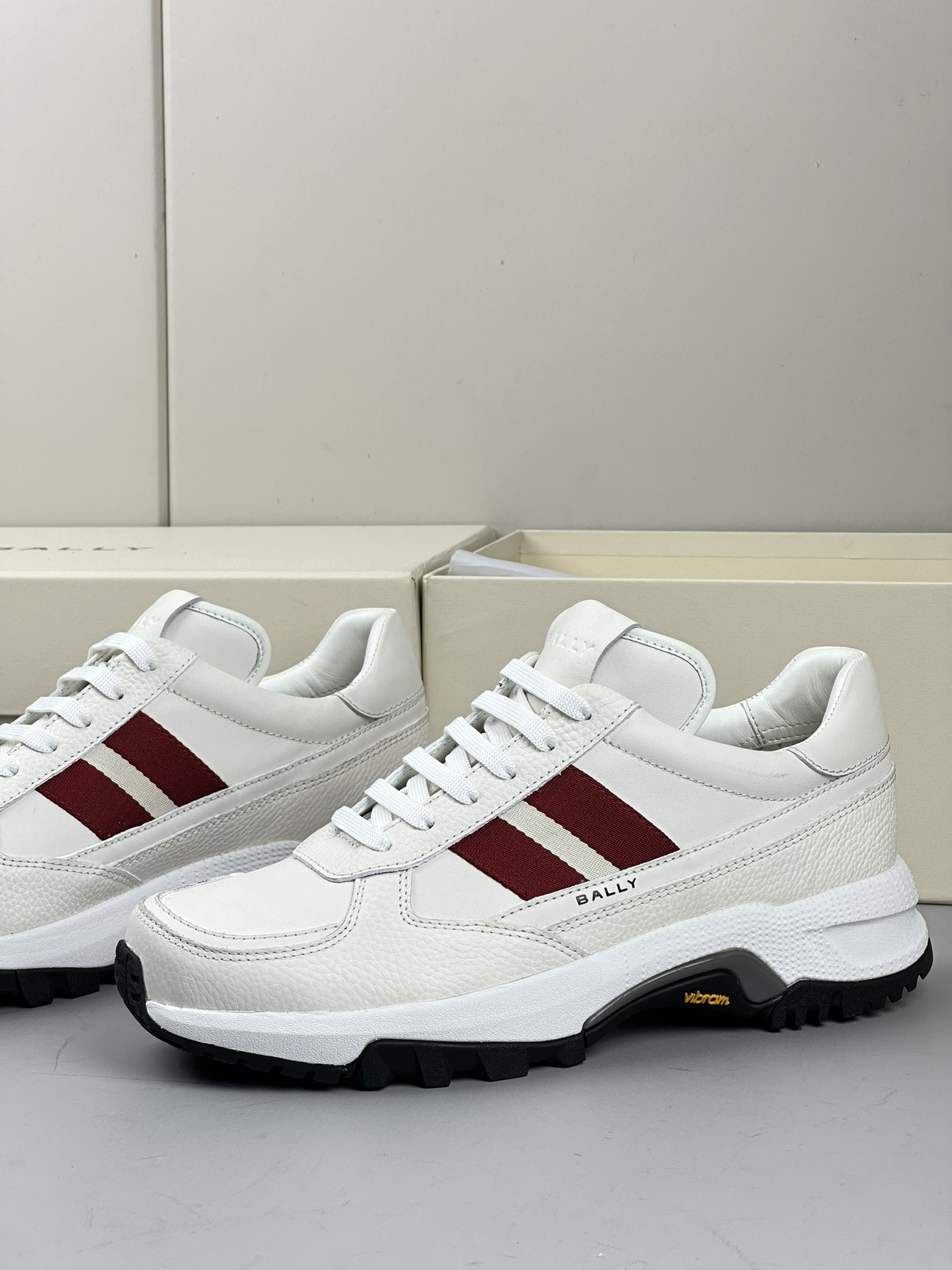 NO:270997,Bally Original Single Calfskin Contrast Stripes Casual Sneakers This lace-up Faster running shoes combines imported suede and calfskin sides with red and white Bally ribbons. Vibram rubber running shoes provide advanced grip on any terrain. Suede and Calfs Barry ribbons throughout the quarter Plain braided laces Vibram rubber running shoes versatile everyday normal leather shoe size 39 40 41 42 43 44,,bally,sneakers,cowhide,chamois leather19860909bally原单小牛皮撞色条纹饰带休闲运动鞋 这款系带的 Faster 跑鞋结合了进口麂皮和小牛皮侧面点缀着红色和白色的 Bally 丝带.Vibram 橡胶跑鞋在任何地形上都能提供先进的抓地力. 麂皮和小牛皮 巴利缎带贯穿整个季度 平纹编织鞋带 Vibram橡胶跑鞋 百搭日常正常皮鞋码39 40 41 42 43 44,,bally,sneakers,cowhide,chamois leather,Men's shoes