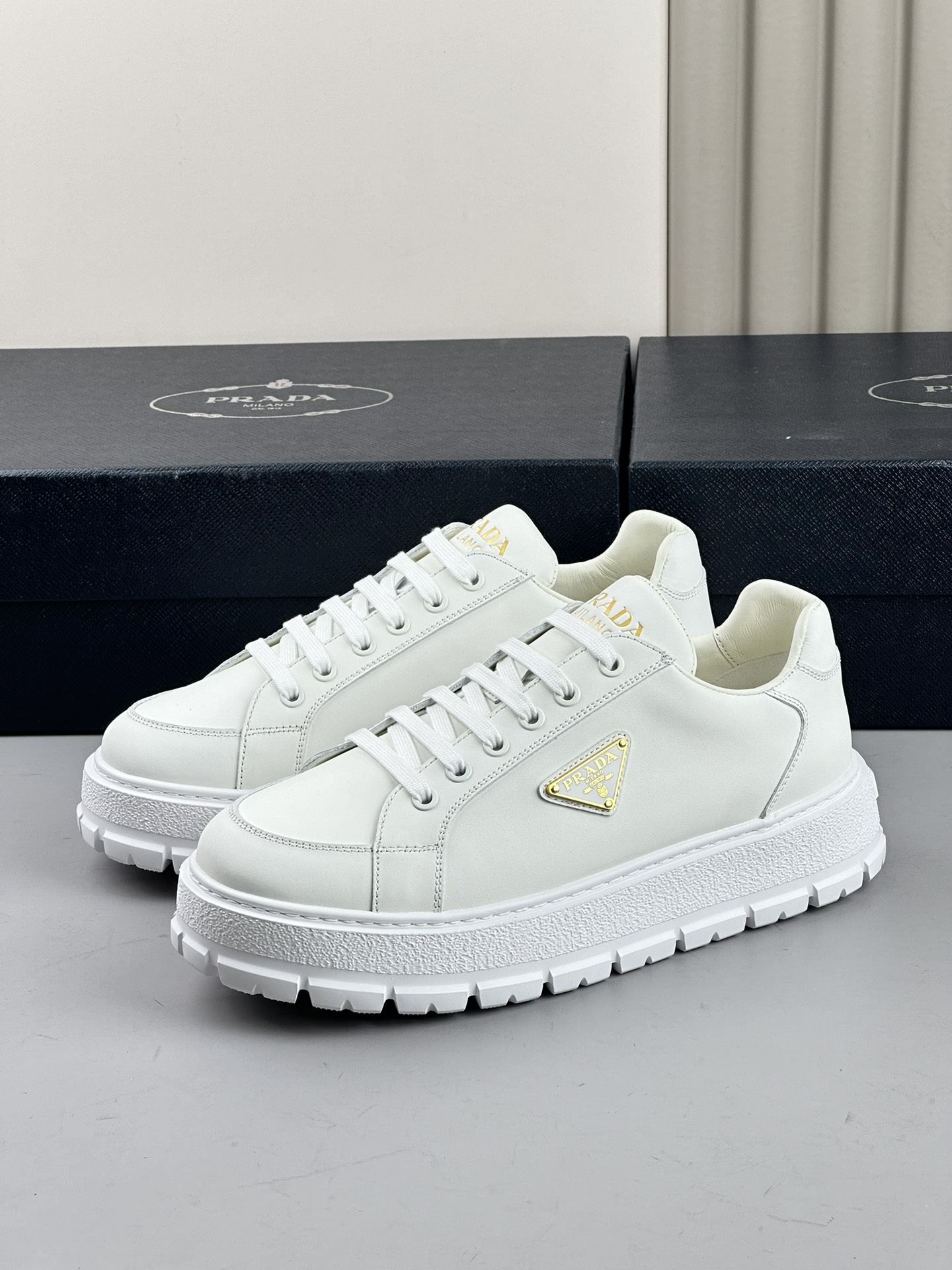 NO:274453,rada's latest high-end version factory upgrade This gorgeous leather sneaker interprets a modern design style. The weighty rubber sole releases a sporty atmosphere, and the iconic enameled metal triangle logo adds style. With shoelaces, upper with enameled triangle decals, tongue with rada Milano screen printed logo Foam sole, geometric sole pattern Removable leather-covered insole Men's shoes 39 40 41 42 43 44,,prada,sneakers19860909rada最新高版本换工厂升级 这款华美的皮革运动鞋演绎摩登的设计风格.颇具量感的橡胶鞋底释放运动气息,标志性的涂珐琅金属三角形徽标平添格调. 配鞋带 鞋面配涂珐琅三角形贴花,鞋舌配rada Milano丝网印刷徽标 泡沫鞋底,配几何鞋底花纹 可拆卸皮革包覆内底 男鞋39 40 41 42 43 44,,prada,sneakers,Men's shoes