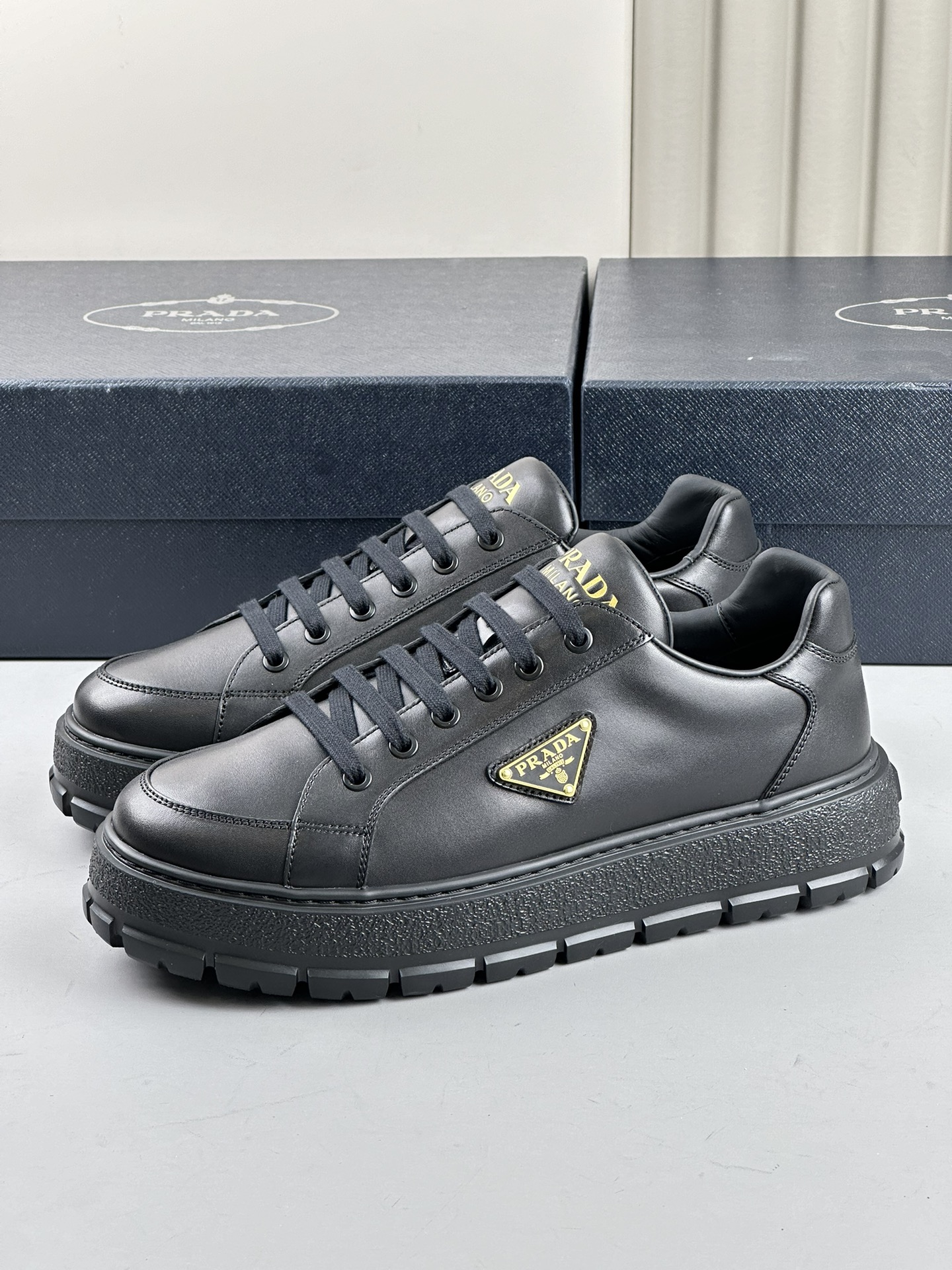 NO:274461,rada's latest high-end version factory upgrade This gorgeous leather sneaker interprets a modern design style. The weighty rubber sole releases a sporty atmosphere, and the iconic enameled metal triangle logo adds style. With shoelaces, upper with enameled triangle decals, tongue with rada Milano screen printed logo Foam sole, geometric sole pattern Removable leather-covered insole Men's shoes 39 40 41 42 43 44,,prada,sneakers19860909rada最新高版本换工厂升级 这款华美的皮革运动鞋演绎摩登的设计风格.颇具量感的橡胶鞋底释放运动气息,标志性的涂珐琅金属三角形徽标平添格调. 配鞋带 鞋面配涂珐琅三角形贴花,鞋舌配rada Milano丝网印刷徽标 泡沫鞋底,配几何鞋底花纹 可拆卸皮革包覆内底 男鞋39 40 41 42 43 44,,prada,sneakers,Men's shoes