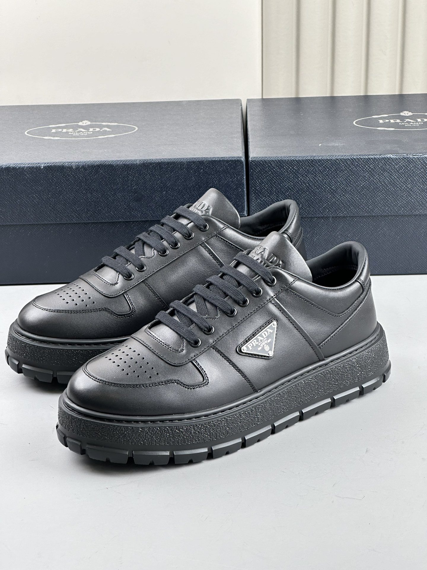 NO:271072,rada's latest high-end version factory upgrade This gorgeous leather sneaker interprets a modern design style. The weighty rubber sole releases a sporty atmosphere, and the iconic enameled metal triangle logo adds style. With shoelaces, upper with enameled triangle decals, tongue with rada Milano screen printed logo Foam sole, geometric sole pattern Removable leather-covered insole Men's shoes 39 40 41 42 43 44,,prada,sneakers19860909rada最新高版本换工厂升级 这款华美的皮革运动鞋演绎摩登的设计风格.颇具量感的橡胶鞋底释放运动气息,标志性的涂珐琅金属三角形徽标平添格调. 配鞋带 鞋面配涂珐琅三角形贴花,鞋舌配rada Milano丝网印刷徽标 泡沫鞋底,配几何鞋底花纹 可拆卸皮革包覆内底 男鞋39 40 41 42 43 44,,prada,sneakers,Men's shoes