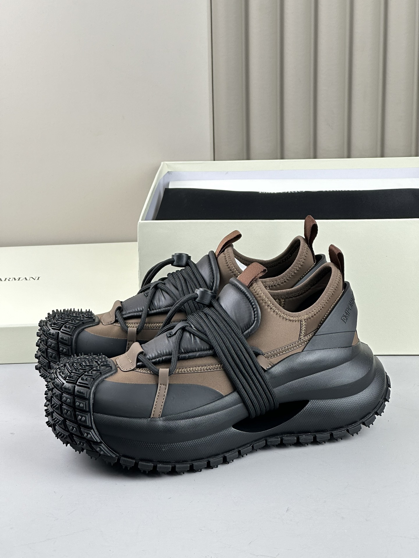 NO:271567,Arman* - Armani. New luxury sports shoes, dynamic appearance, simple shape, top layer calfskin spliced ​​breathable mesh material, breathable and comfortable, shoe tongue brand logo decoration, sweat-absorbing mesh inner, comfortable foot feeling. It has a technological impact contrast sole, outdoor urban sports style!  39-44, Armani, Armani, Sneakers, cowhide19860909Arman* — 阿玛尼.新品奢潮运动鞋,动感外观,简约造型、头层小牛皮拼接透气网面材质打造,透气舒适,鞋舌品牌logo装饰,吸汗网面内里,舒适脚感.具有科技冲击感对比鞋底,户外都市运动风潮款！ 码数39-44,,armani,armani,sneakers,cowhide,Men's shoes