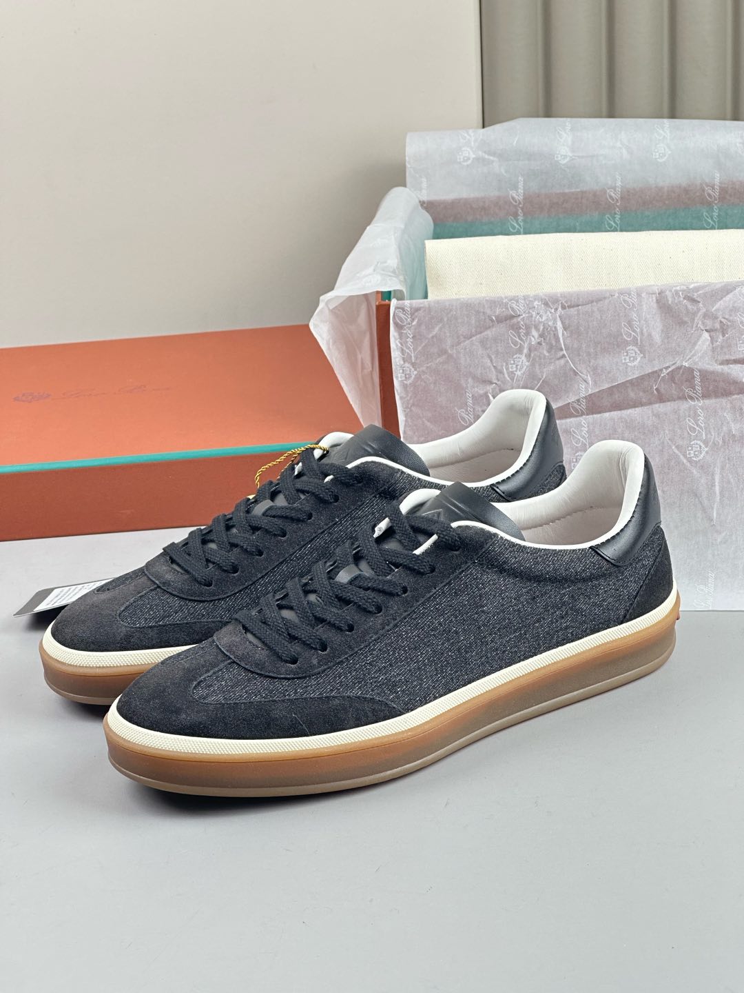 NO:274213,loro iana L Tennis Walk sneakers - top-notch This new imported toe-layer cowhide tennis shoes are designed with an ultra-low top, suitable for year-round wear and water-resistant. The edged sole creates a relaxed and charming color combination, harmoniously blending functionality with low-key personality style. Create an ideal shoe choice for urban clothing. The heel is decorated with Kummel color inserts Soft calfskin tongue, imprinted L logo Cotton laces Upper toe-layer imported cowhide Sole rubber Lining calfskin Size:39-44,,loro piana,loro piana,sneakers,cowhide19860909loro iana L Tennis Walk运动鞋-顶级 这款新款进口头层牛皮网球鞋采用超低帮设计,适合全年穿着,并具有防泼水性能.包边鞋底营造轻松迷人的色彩组合,将功能性与低调个性风格和谐融合.打造都市着装的理想鞋履选择. 鞋跟处饰以Kummel色嵌片 柔软小牛皮鞋舌,压印L徽标 棉质鞋带 鞋面头层进口牛皮 鞋底橡胶 衬里小牛皮 Size:39-44,,loro piana,loro piana,sneakers,cowhide,Men's shoes