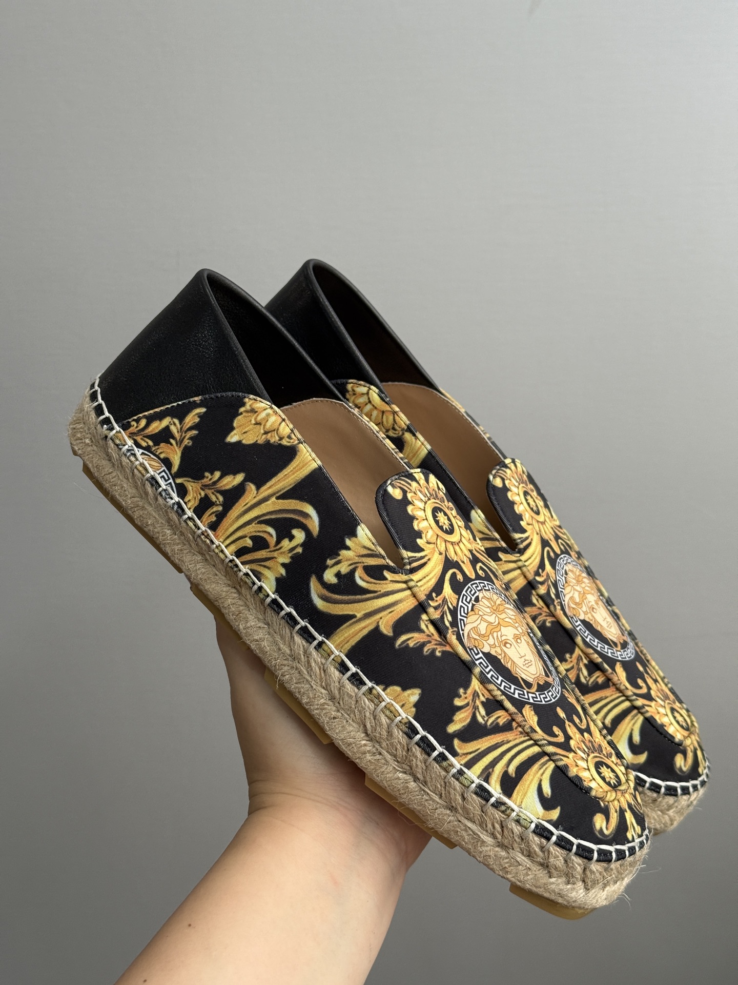 NO:349140,VERSACE latest update of Versace Fisherman shoes imported special brand logo special bag with leather decorative cowhide inner paired with raffia fiber midsole embellishment three-dimensional brand logo logo rubber outsole normal leather shoe size 39-44, versace, versace, espadrilles, cowhide19860909VERSACE范思哲最新款更新 渔夫鞋进口专用品牌logo专用包搭配皮革装饰牛皮内里搭配酒椰叶纤维中底点缀立体品牌logo标橡胶大底正常皮鞋码39-44,,versace,versace,espadrilles,cowhide,Men's shoes