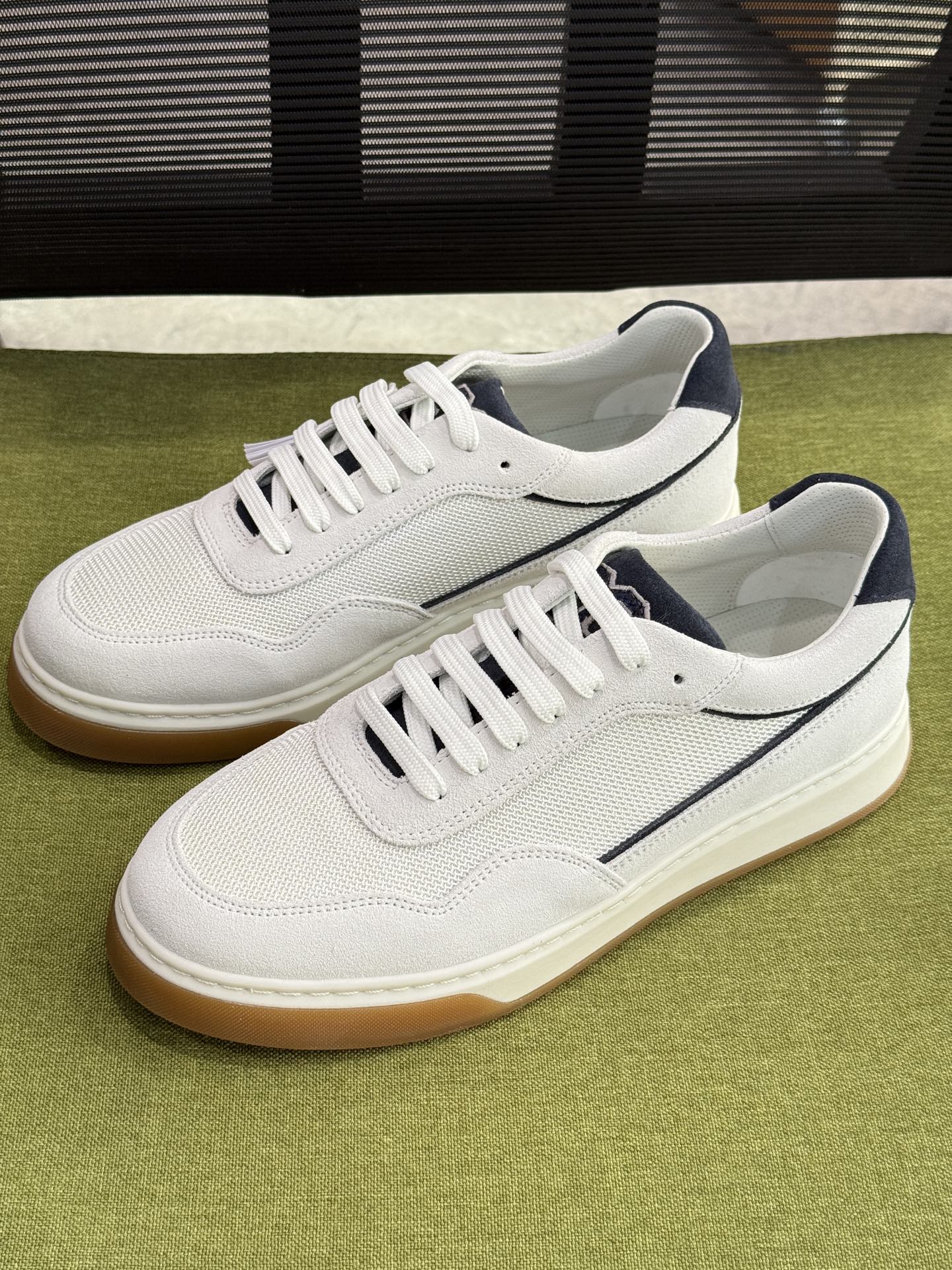 NO:729960,Brunello Cucinelli (BC) series of sneakers is the world's top luxury brand from Italy, known as the 'King of Cashmere' for low-key luxury and 'the true luxury product in the clothing industry'.  This sports shoe is made of high-gloss velvet fur stitched with technical fabric mesh upper, the tongue is decorated with BC embroidered letter logo, and the heel is silk-screened with the brand badge. The inner lining is white benzene-dyed special calfskin + 0.5mm circular punching design, and micro-punched cowhide insole. It is comfortable, breathable and non-stuffy, does not fade or slip. The environmentally friendly and harmless TU+U outsole is one-piece, clean and does not open. The texture is overwhelming and you can see the luxury!  Comes with original box packaging shoe storage bag and hang tag to distinguish market currency and support comparison!  Size 39-40-41-42-43-44 standard leather shoe size (45 can be customized but does not support returns), brunello cucinelli, sneakers, cowhide19860909Brunello Cucinelli（BC）系列运动鞋 来自意大利的世界顶级奢侈品牌,被誉为低调奢华的 “山羊绒之王” 和 “服装界真正的奢侈品”. 此款运动鞋面精选高光丝绒毛皮拼接科技织物网眼鞋面,鞋舌饰以BC刺绣字母logo,后跟丝印品牌徽章,内里是本白色苯染专用小牛皮+0.5mm圆形冲孔设计,微型冲孔牛皮鞋垫,上脚舒服透气不闷脚,不掉色,不打滑,环保无害TU+U大底一体成型,干净不开胶.质感爆棚,看得见的奢华！ 配原盒包装鞋履收纳袋及吊牌,区别市场通货,支持对比！ 码数39-40-41-42-43-44 标准皮鞋码（45可定做但不支持退换）,,brunello cucinelli,sneakers,cowhide,Men's shoes