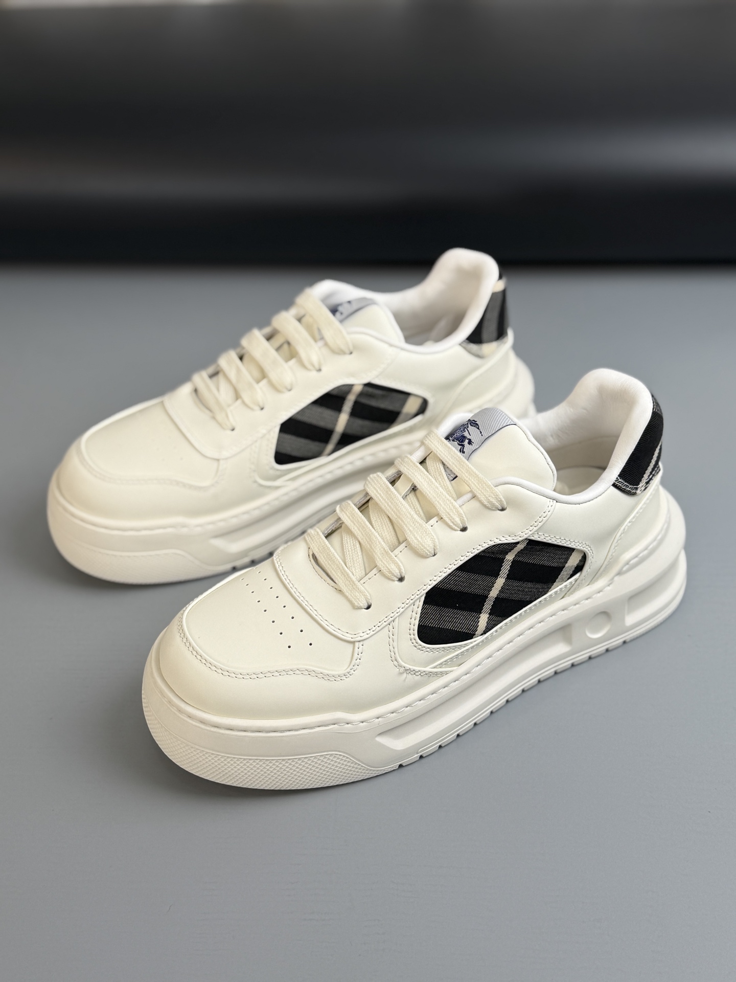 NO:729986,Code H454050 Burberry's latest thick-soled hot-selling model. Imported first-layer cowhide stitching with special checkered fabric splicing design. Fashionable and versatile thick-soled design. Ultra-light molded sole with cowhide lining. Non-slip and wear-resistant. Normal leather shoe size 39-44 [38.45 order],,burberry,cowhide19860909编码 H454050 巴宝莉最新款厚底热卖爆款 进口头层牛皮拼接专用格仔布拼接设计,时尚百搭厚底设计牛皮内里超轻模具大底,防滑耐磨 正常皮鞋码 39-44【38.45 订货】,,burberry,cowhide,Men's shoes