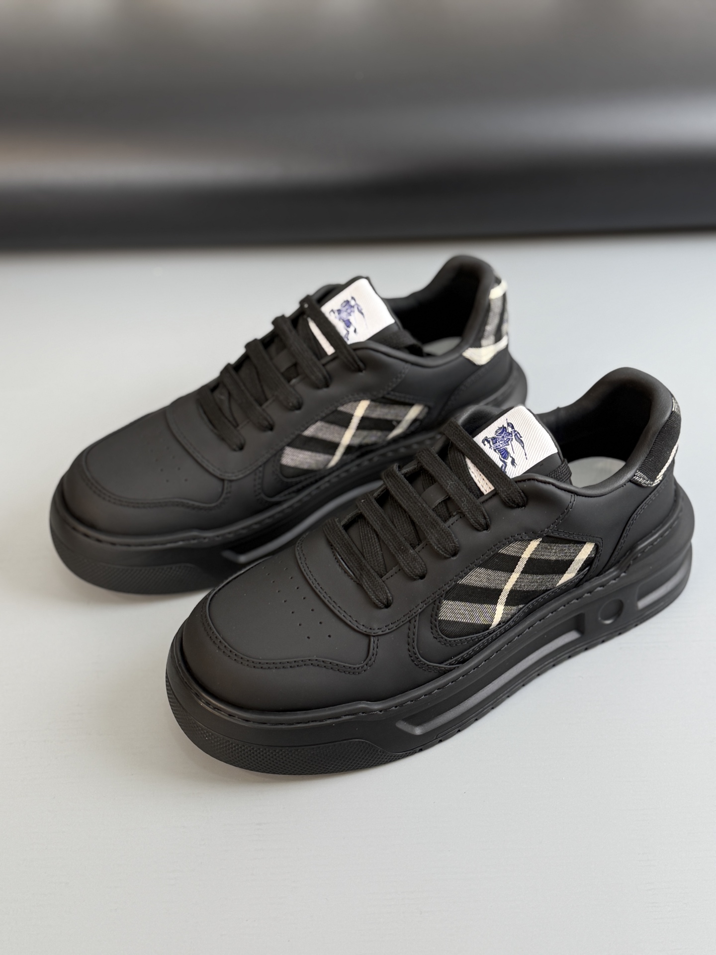 NO:729994,Code H454050 Burberry's latest thick-soled hot-selling model. Imported first-layer cowhide stitching with special checkered fabric splicing design. Fashionable and versatile thick-soled design. Ultra-light molded sole with cowhide lining. Non-slip and wear-resistant. Normal leather shoe size 39-44 [38.45 order],,burberry,cowhide19860909编码 H454050 巴宝莉最新款厚底热卖爆款 进口头层牛皮拼接专用格仔布拼接设计,时尚百搭厚底设计牛皮内里超轻模具大底,防滑耐磨 正常皮鞋码 39-44【38.45 订货】,,burberry,cowhide,Men's shoes