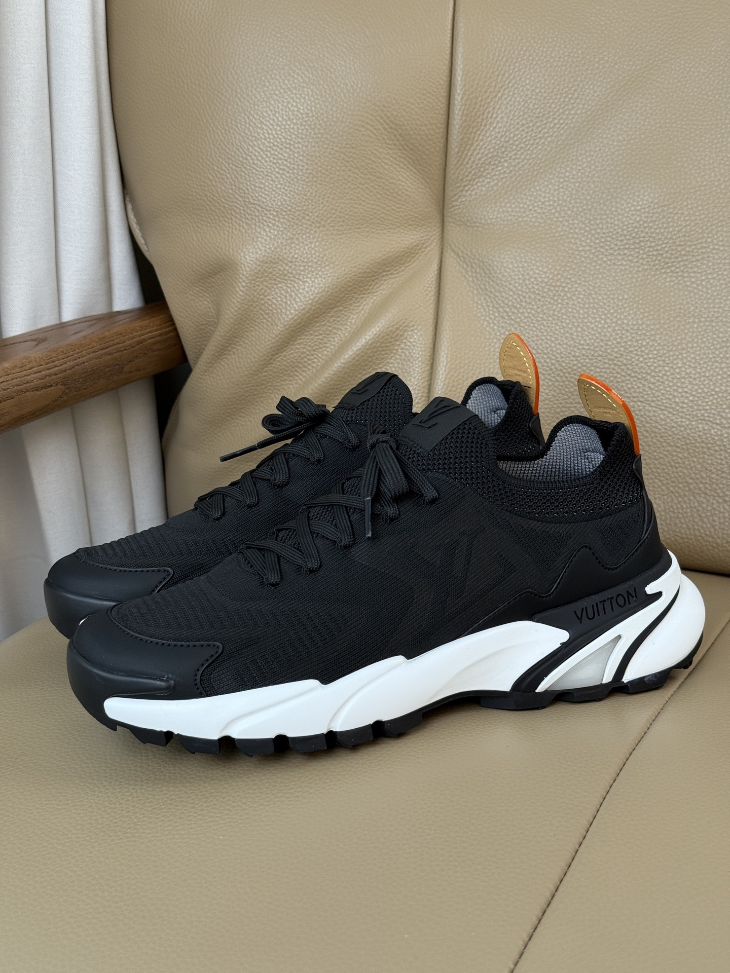 NO:729953,Code H443950 LV's latest update. Hot-selling classic model with flying fabric splicing design. Brand logo. Contrast color design on the heel. Mold outsole, non-slip and wear-resistant, fashionable and high-end. Normal leather shoe size 39-44, Louis Vuitton19860909编码 H443950 LV最新款更新 热卖款经典款飞织面拼接设计 品牌 logo 标 后跟撞色设计模具大底,防滑耐磨,时尚高端 正常皮鞋码39-44,,louis vuitton,Men's shoes