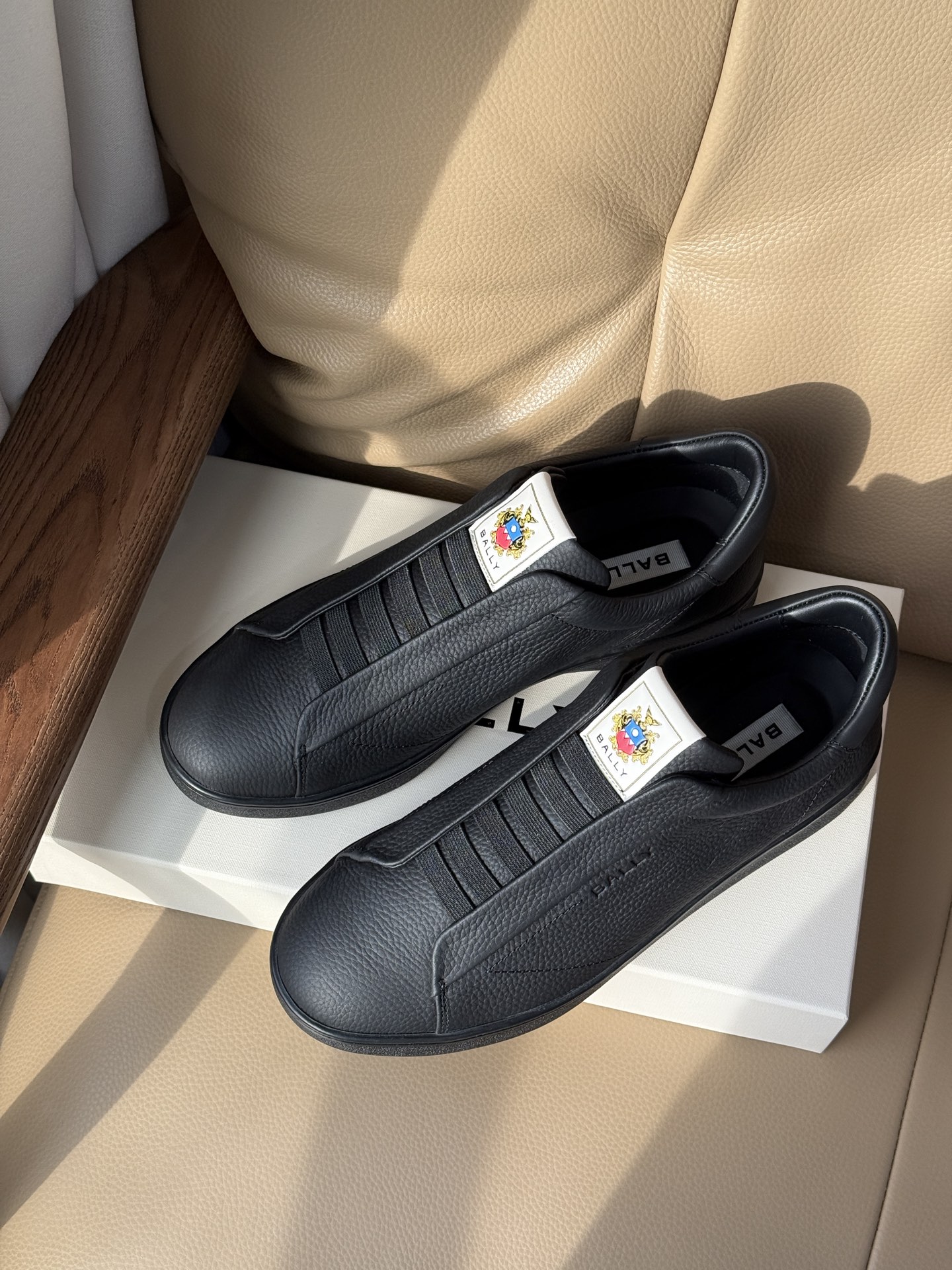 NO:729965,Code H484055 bally The latest model of the original order has been updated!  The original stuff is different. Everyone knows the goods. Look at the detailed pictures and see the soft and waxy texture of the material. The imported materials are different. The leather fragrance exuded from the leather is very clean and comfortable. The special brand LOGO is high-end and atmospheric:-O. The normal leather shoe size is the same as the counter size. The normal leather shoe size is 39 39.5 40 40.5 41 41.5 42 42.5 43 43.5 44.19860909编码 H484055 bally 原单最新款更新啦！ 原东西就是不一样 大家懂货 看看细节图 看材料质感柔软糯的感觉 进口材料就是不一样噢 皮料散发出来的皮香味非常干净舒适 专用品牌 LOGO 高端大气喔:-O 正常皮鞋码 和专柜尺码一样 正常皮鞋码 39 39.5 40 40.5 41 41.5 42 42.5 43 43.5 44码,,Men's shoes